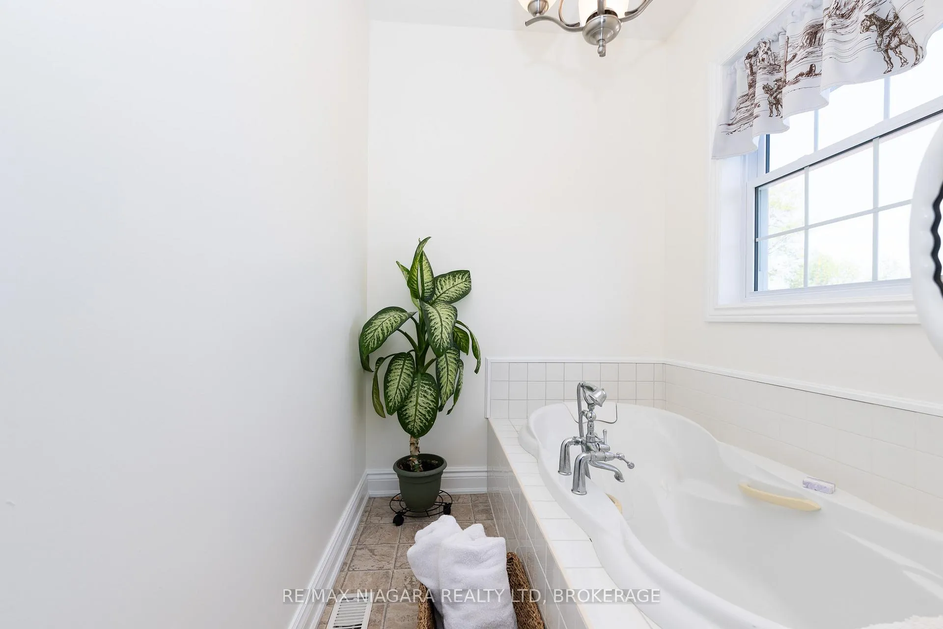 Photo 39 of 8001 Netherby Road, Niagara Falls, Schisler — HOMEH
