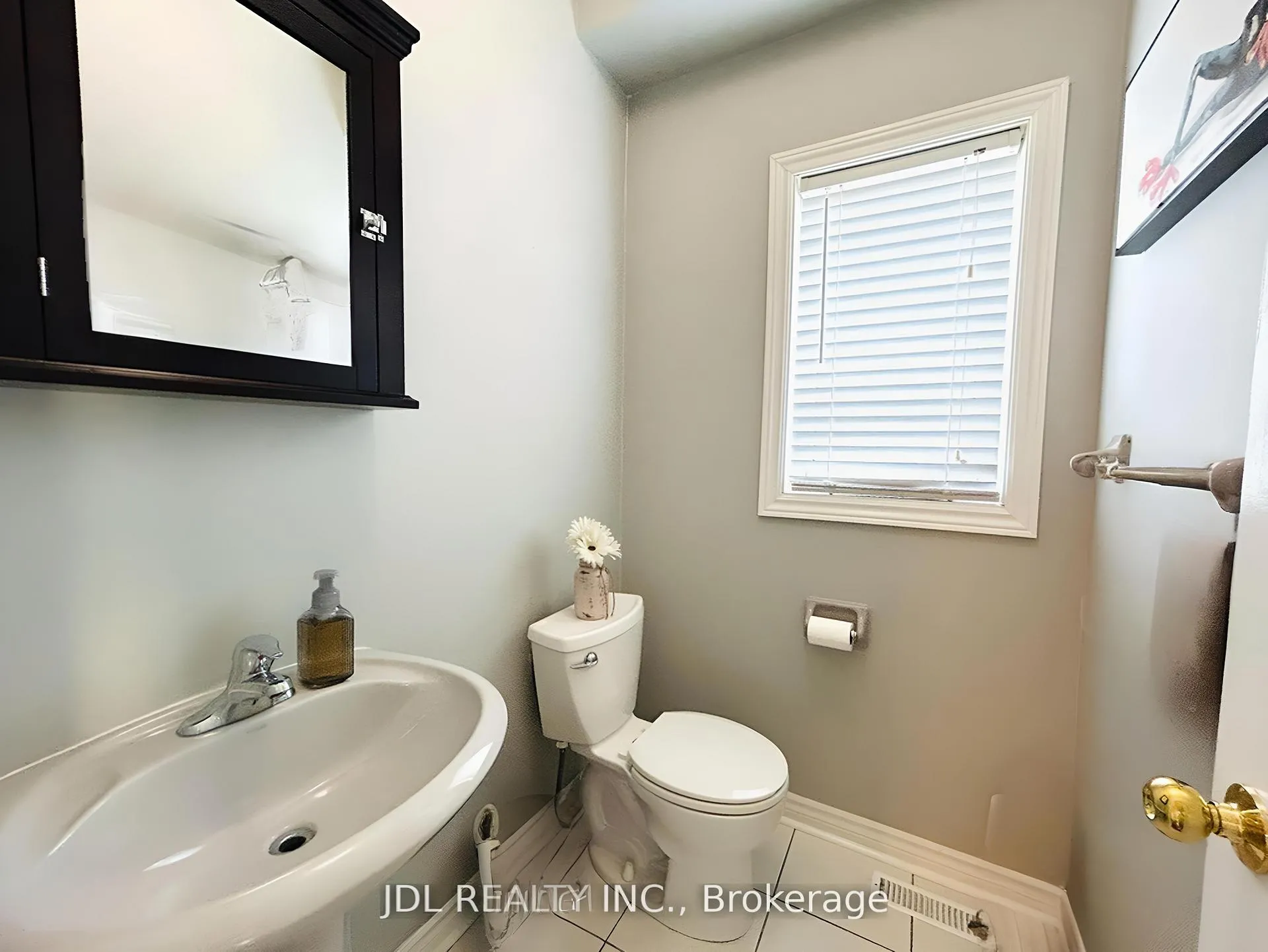 Photo 9 of Unit Upper, 45 Laurelbank Crescent, Georgina, Keswick South — HOMEH