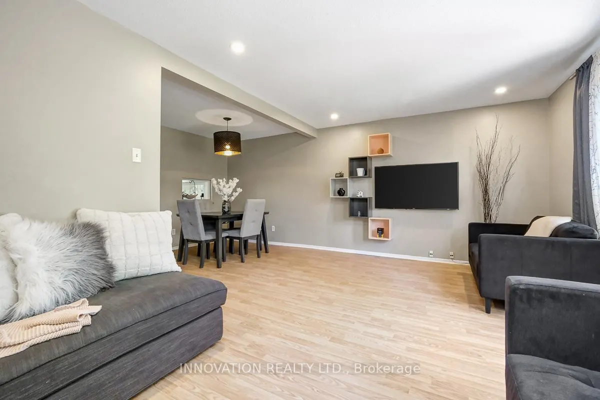 Photo 8 of 2113 Stonehenge Crescent, Ottawa, Pineview — HOMEH