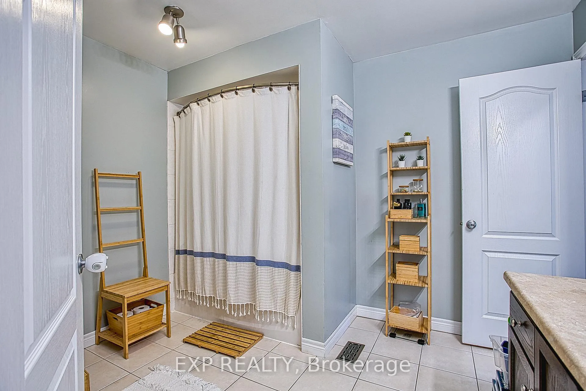 Photo 22 of Unit 2, 25 Ivybridge Drive, Hamilton, Lakeshore — HOMEH