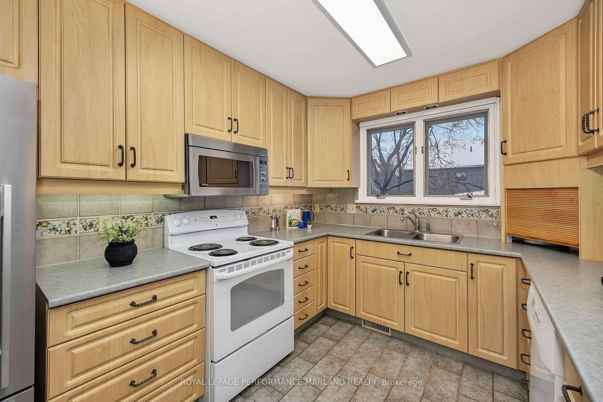 Photo 18 of 31 Aylen Avenue, Ottawa, Woodroffe — HOMEH