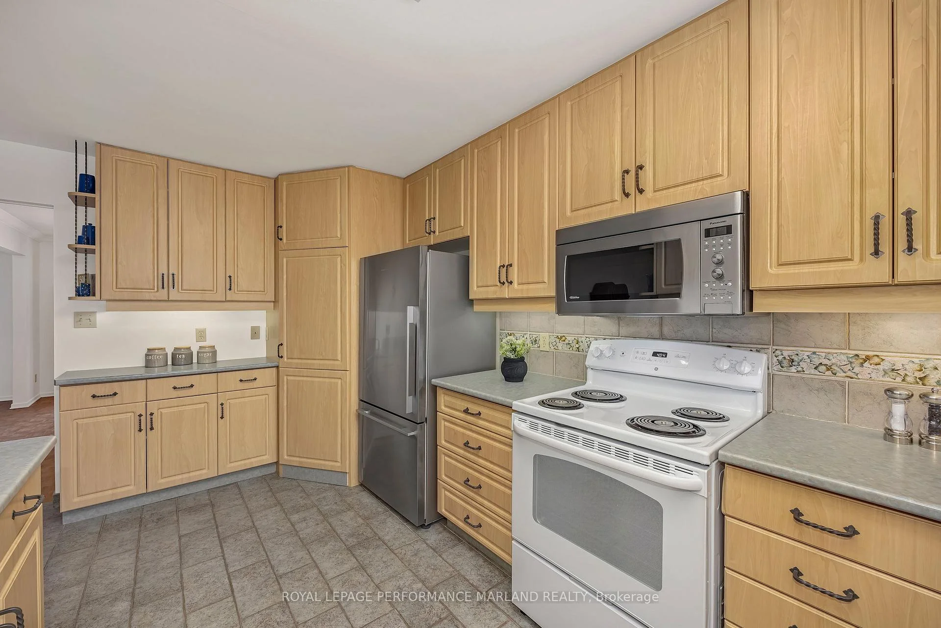 Photo 20 of 31 Aylen Avenue, Ottawa, Woodroffe — HOMEH