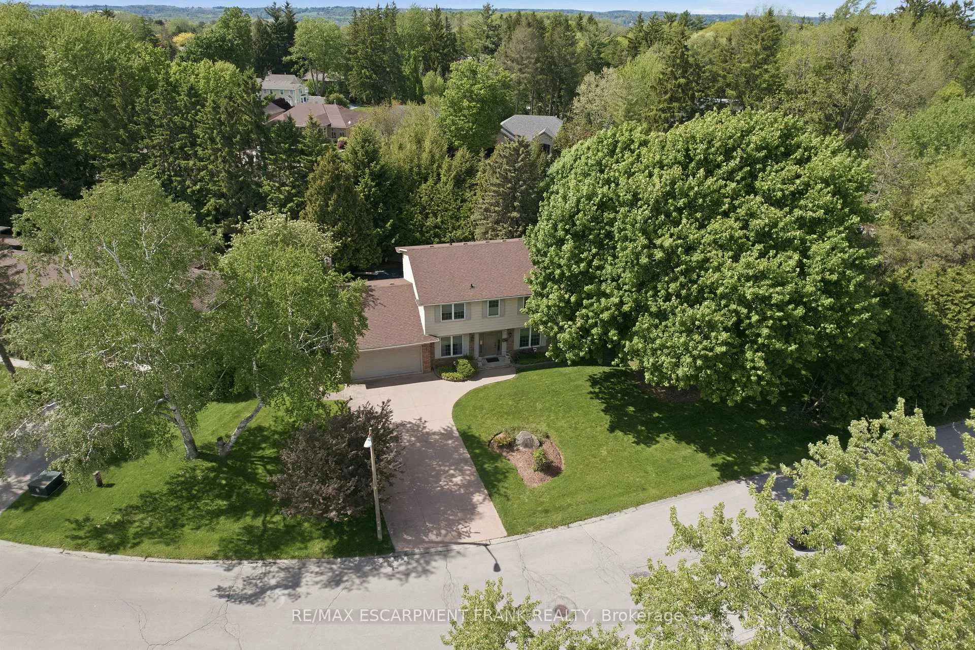 Photo 2 of 39 Maureen Avenue, Hamilton, Ancaster — HOMEH