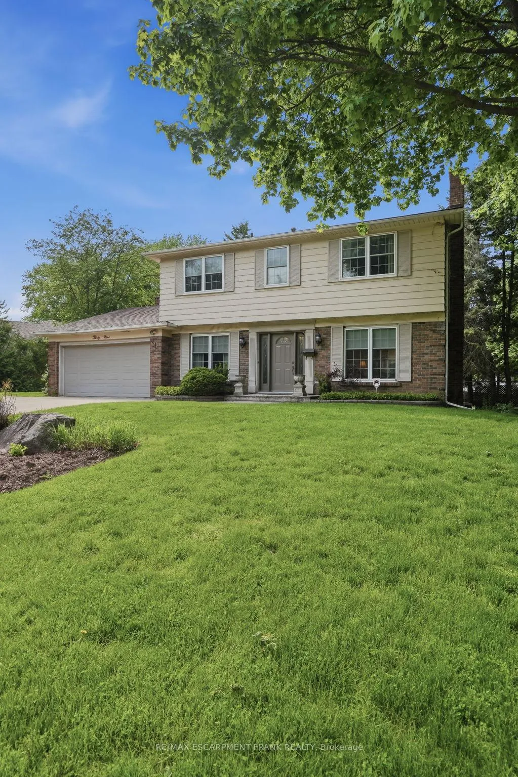 Photo 3 of 39 Maureen Avenue, Hamilton, Ancaster — HOMEH