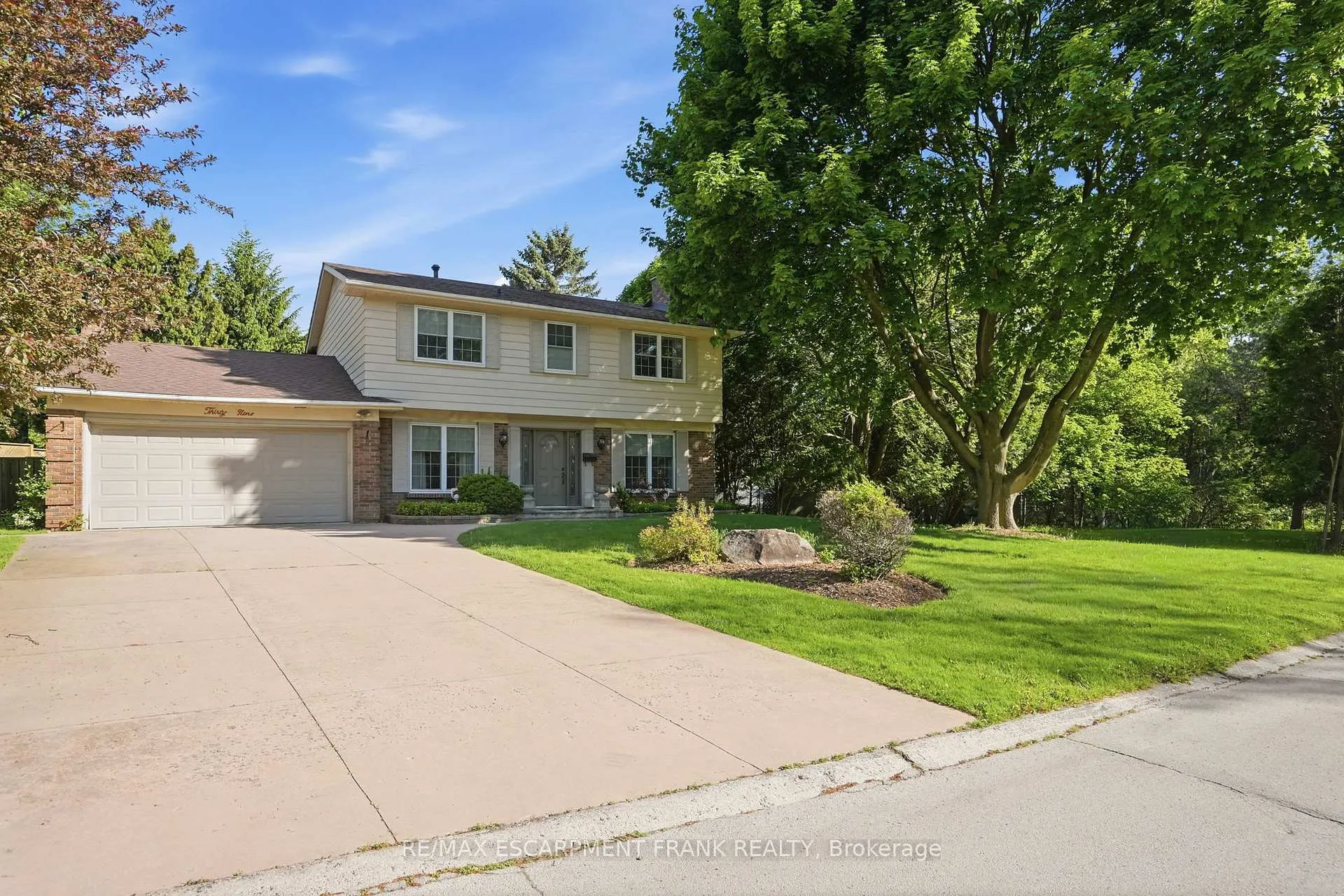 Photo 4 of 39 Maureen Avenue, Hamilton, Ancaster — HOMEH