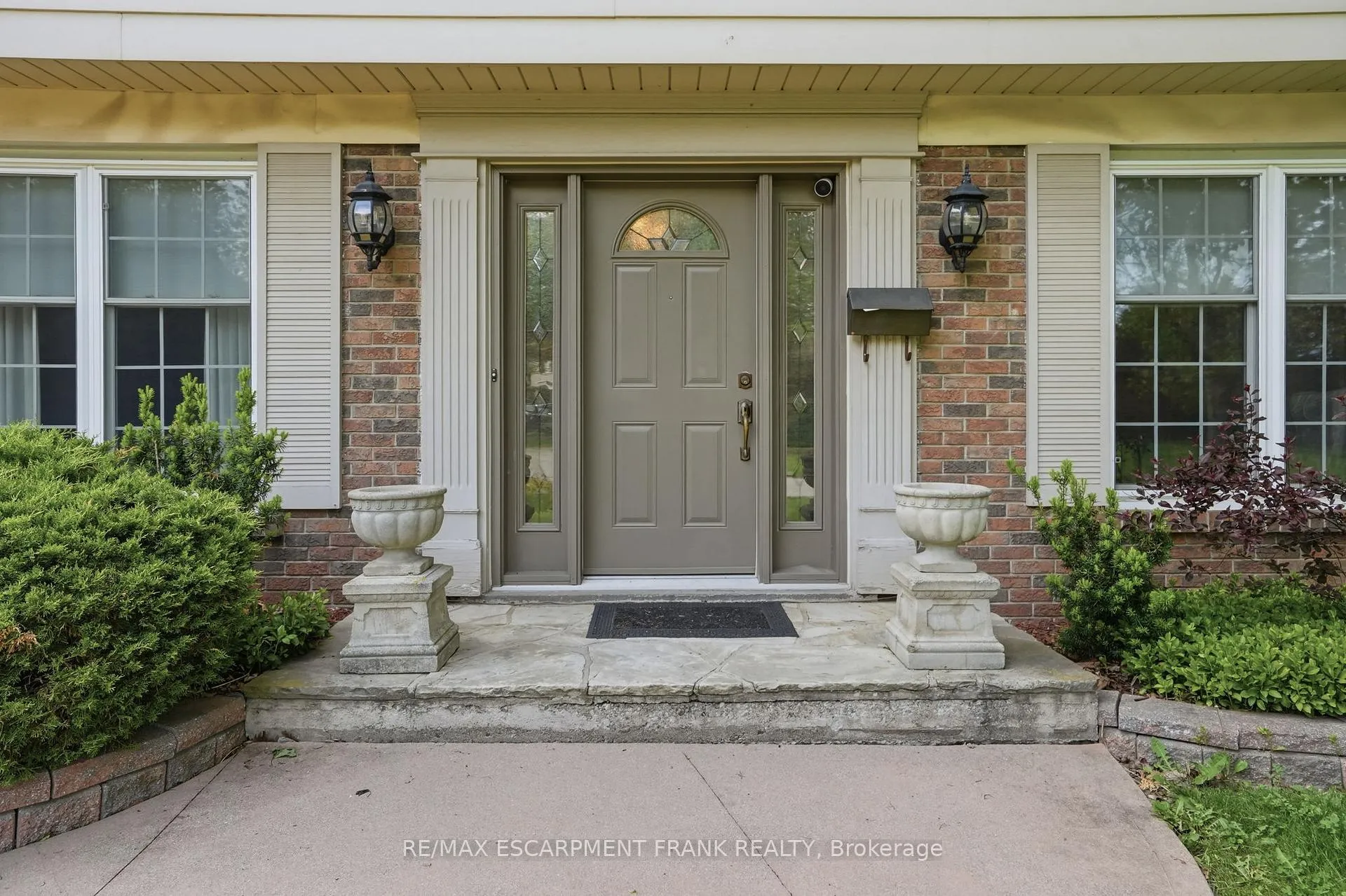 Photo 5 of 39 Maureen Avenue, Hamilton, Ancaster — HOMEH