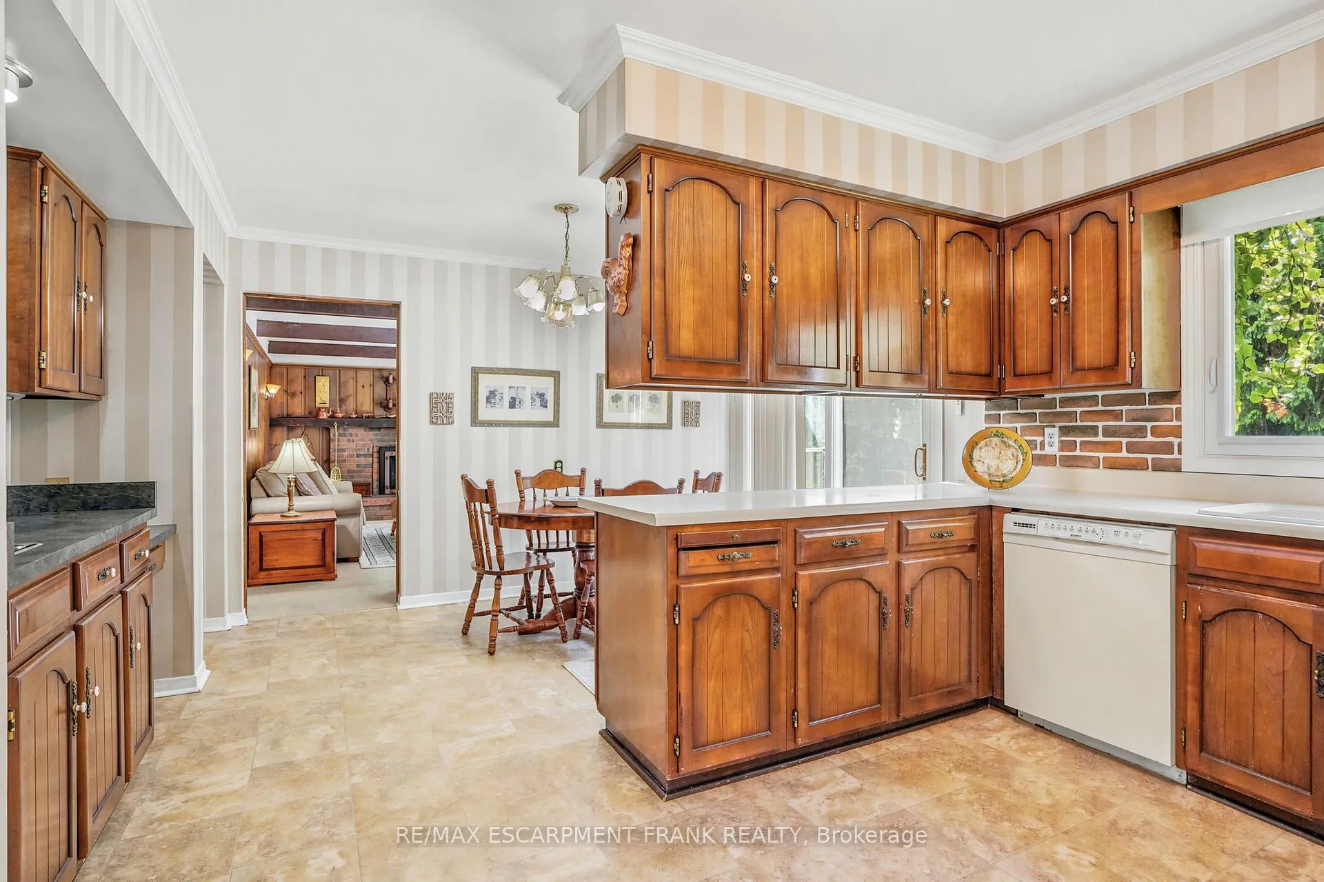 Photo 14 of 39 Maureen Avenue, Hamilton, Ancaster — HOMEH
