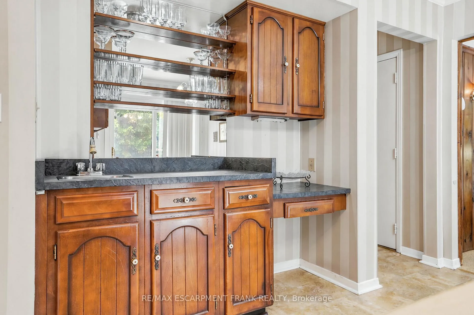 Photo 16 of 39 Maureen Avenue, Hamilton, Ancaster — HOMEH