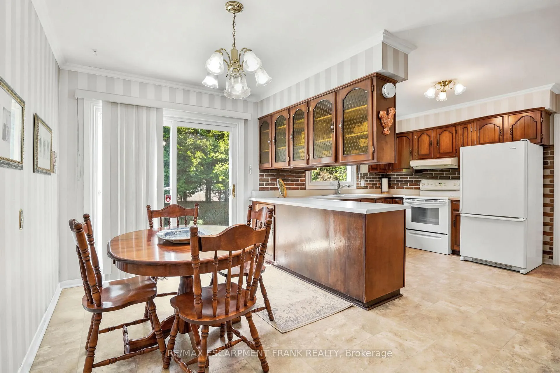 Photo 17 of 39 Maureen Avenue, Hamilton, Ancaster — HOMEH