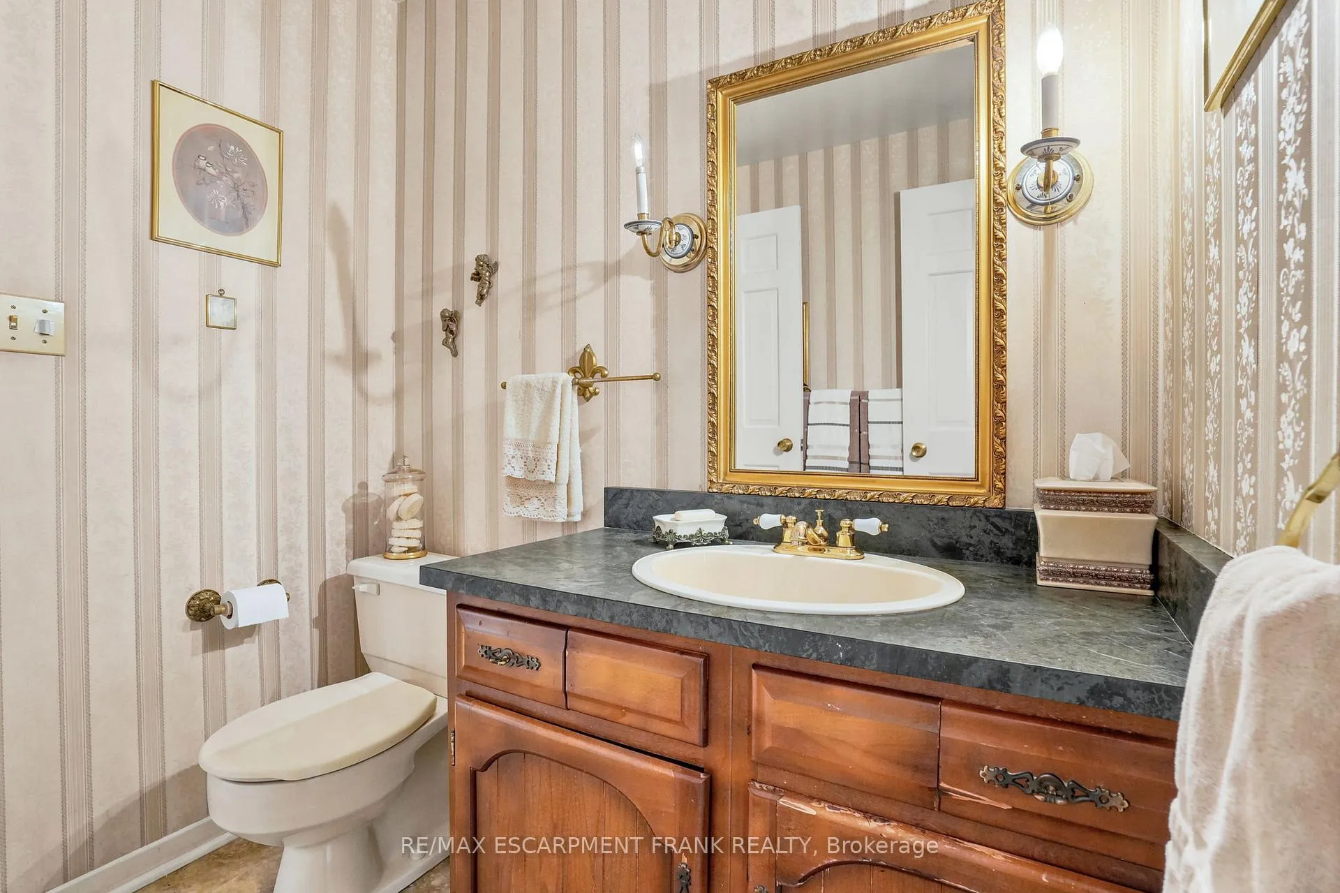 Photo 23 of 39 Maureen Avenue, Hamilton, Ancaster — HOMEH