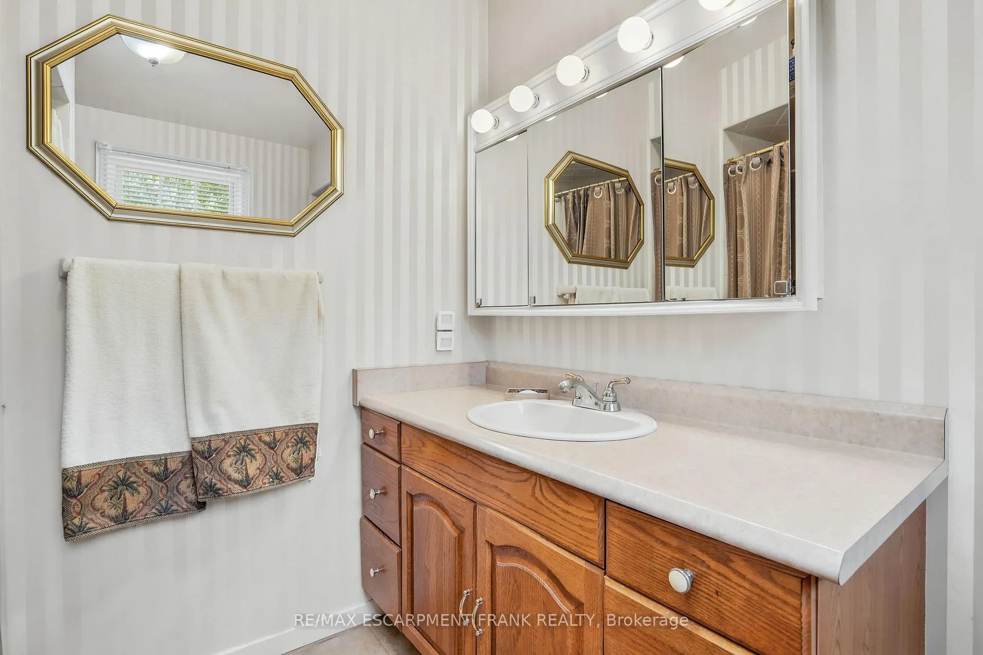 Photo 26 of 39 Maureen Avenue, Hamilton, Ancaster — HOMEH