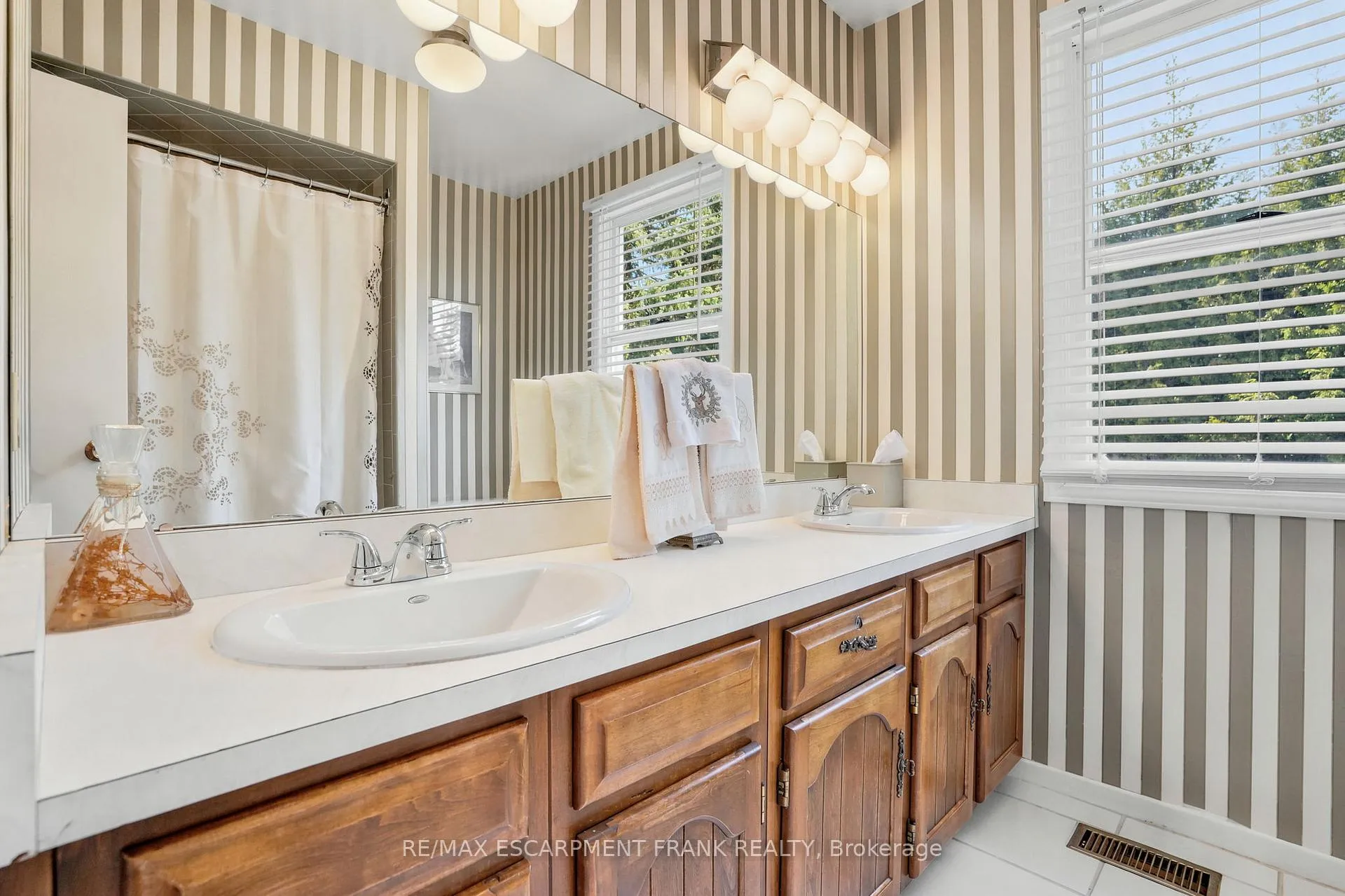 Photo 31 of 39 Maureen Avenue, Hamilton, Ancaster — HOMEH