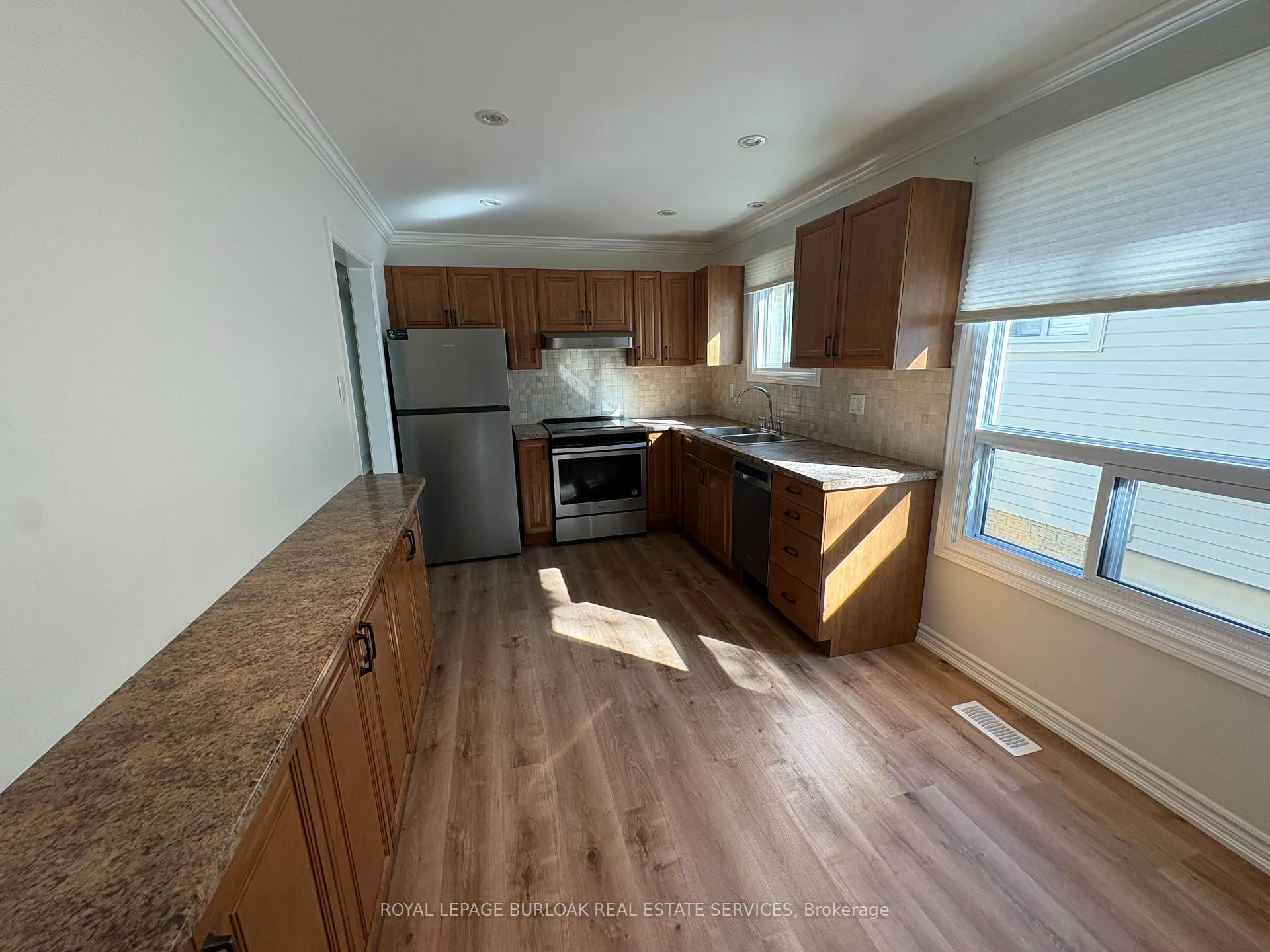 Photo 6 of Unit 17, 3455 Caplan Crescent, Burlington, Roseland — HOMEH