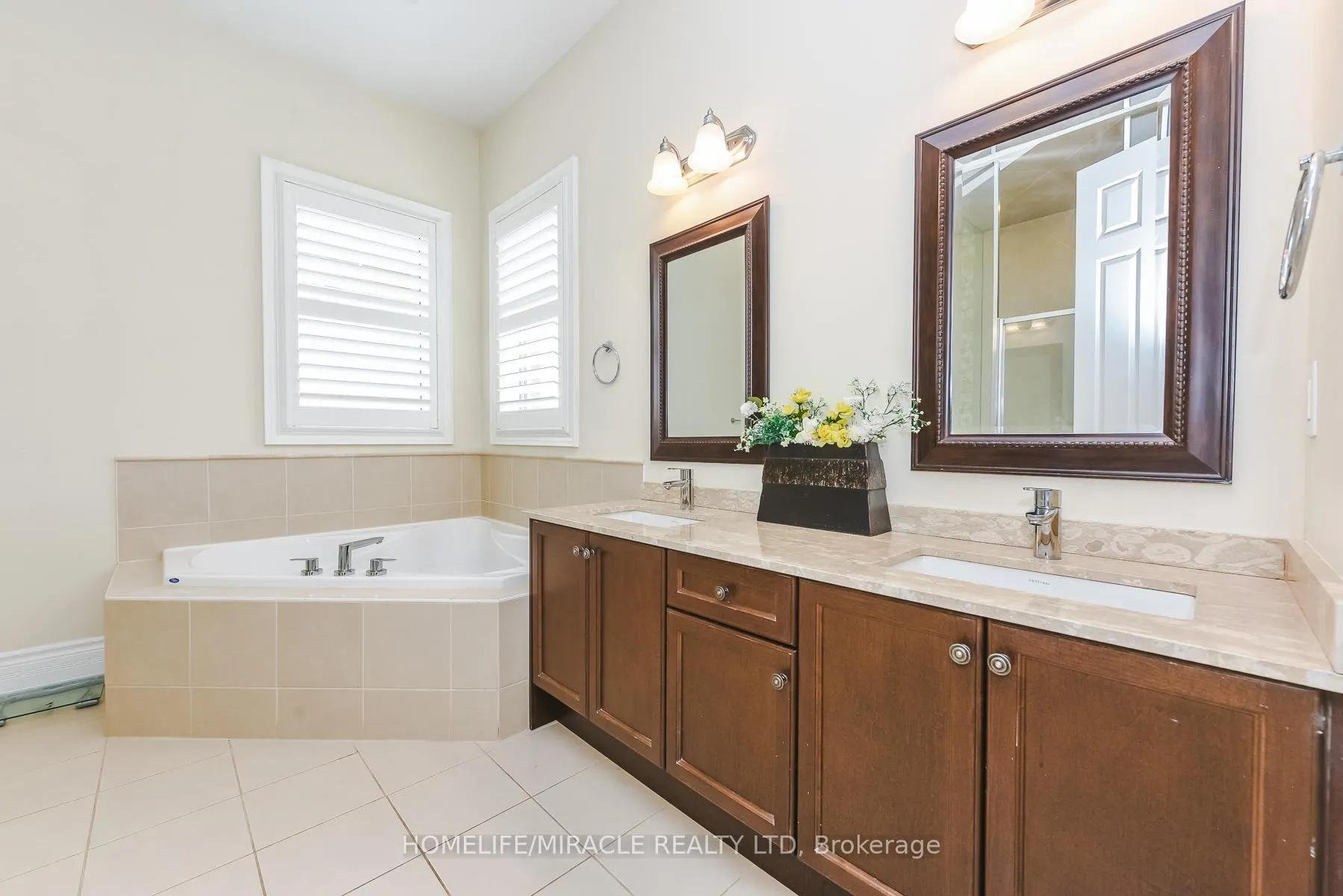 Photo 34 of 37 Venkata Drive, Vaughan, Kleinburg — HOMEH