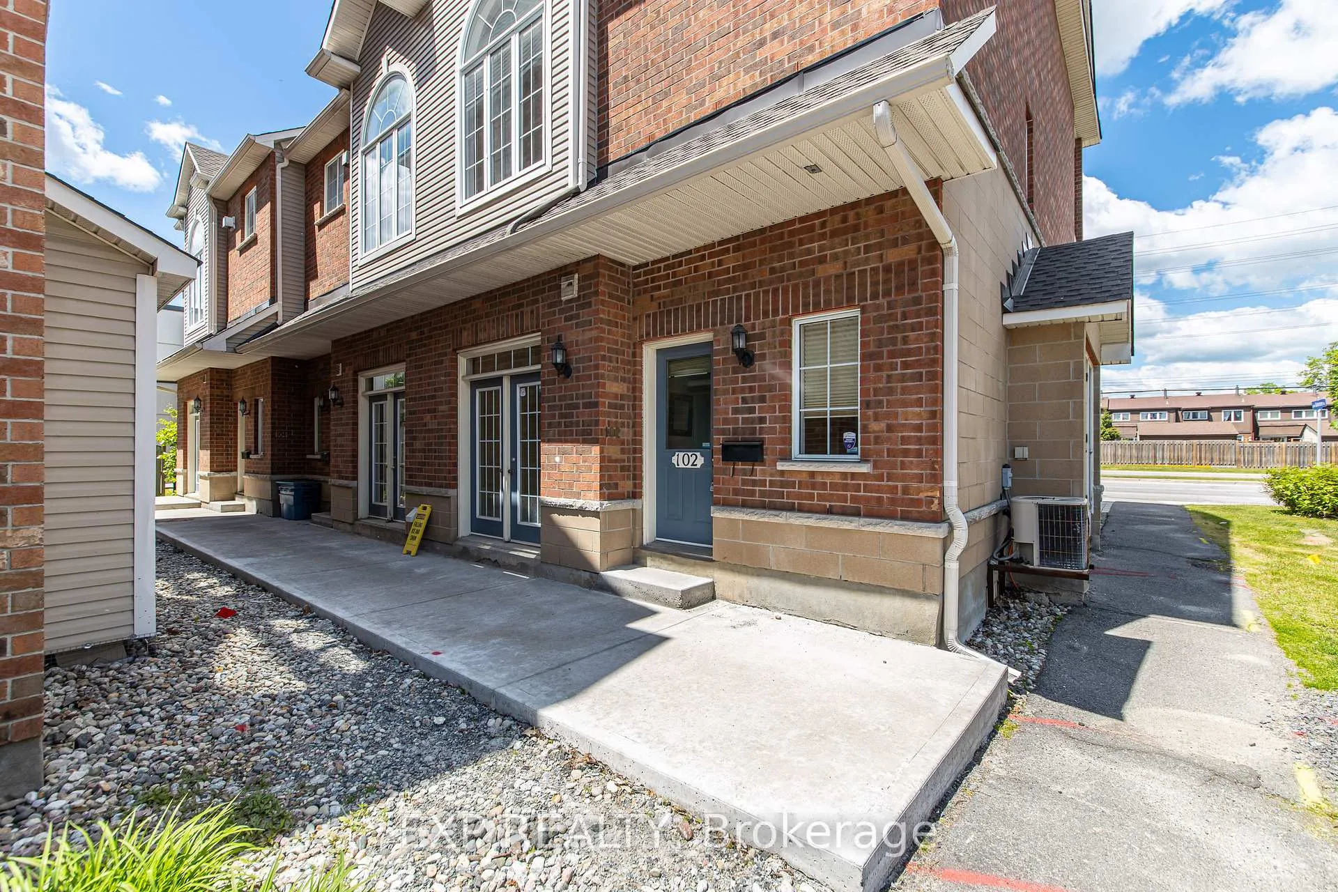Photo 2 of 102 Gatestone Private, Ottawa, Beacon Hill South — HOMEH