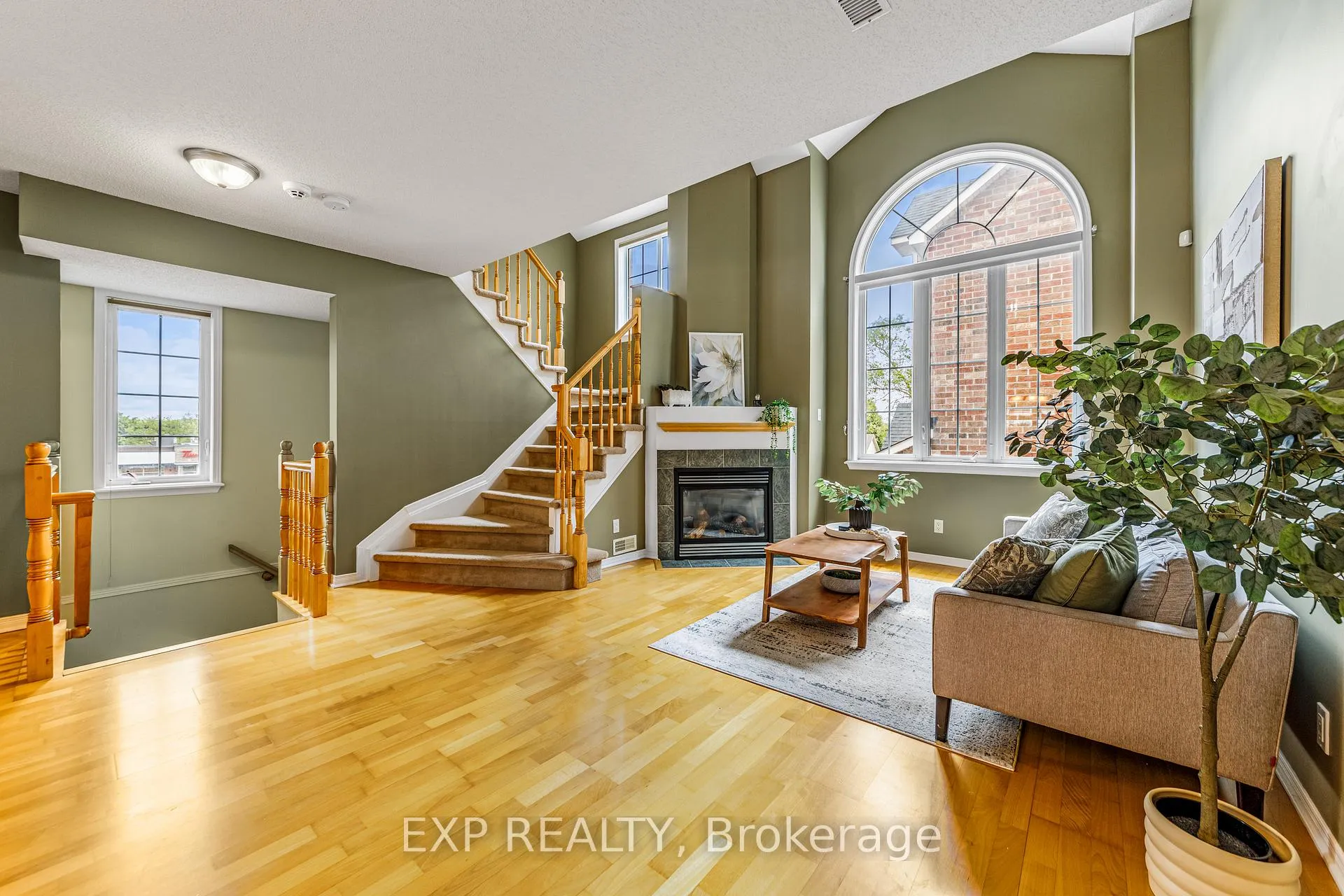 Photo 4 of 102 Gatestone Private, Ottawa, Beacon Hill South — HOMEH