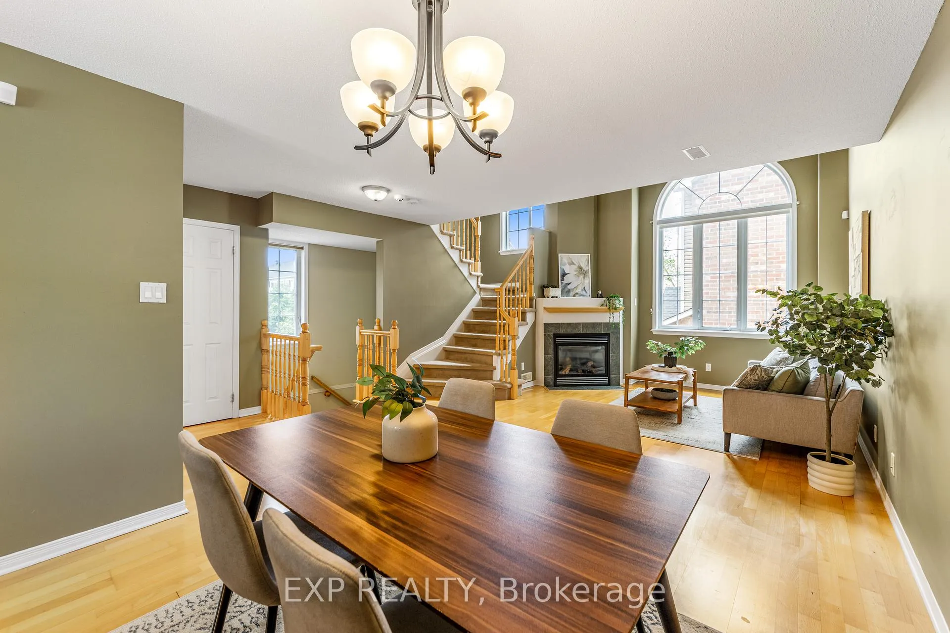 Photo 9 of 102 Gatestone Private, Ottawa, Beacon Hill South — HOMEH