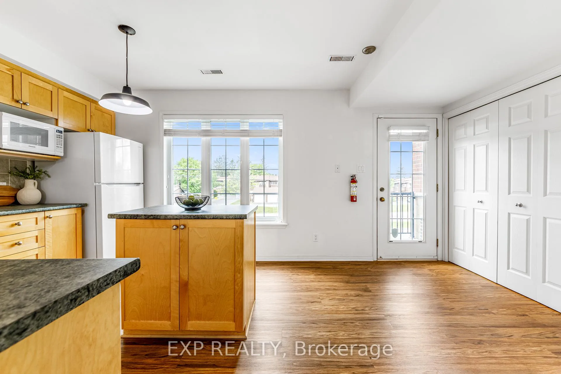 Photo 11 of 102 Gatestone Private, Ottawa, Beacon Hill South — HOMEH