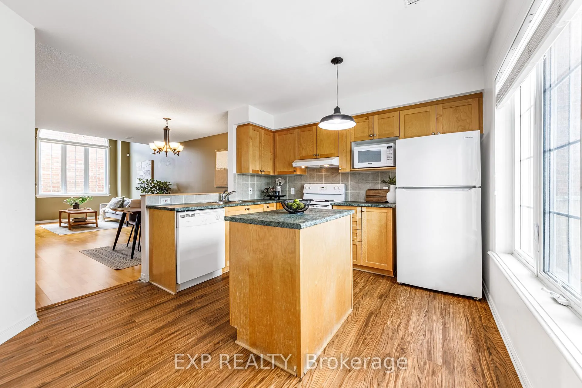 Photo 12 of 102 Gatestone Private, Ottawa, Beacon Hill South — HOMEH