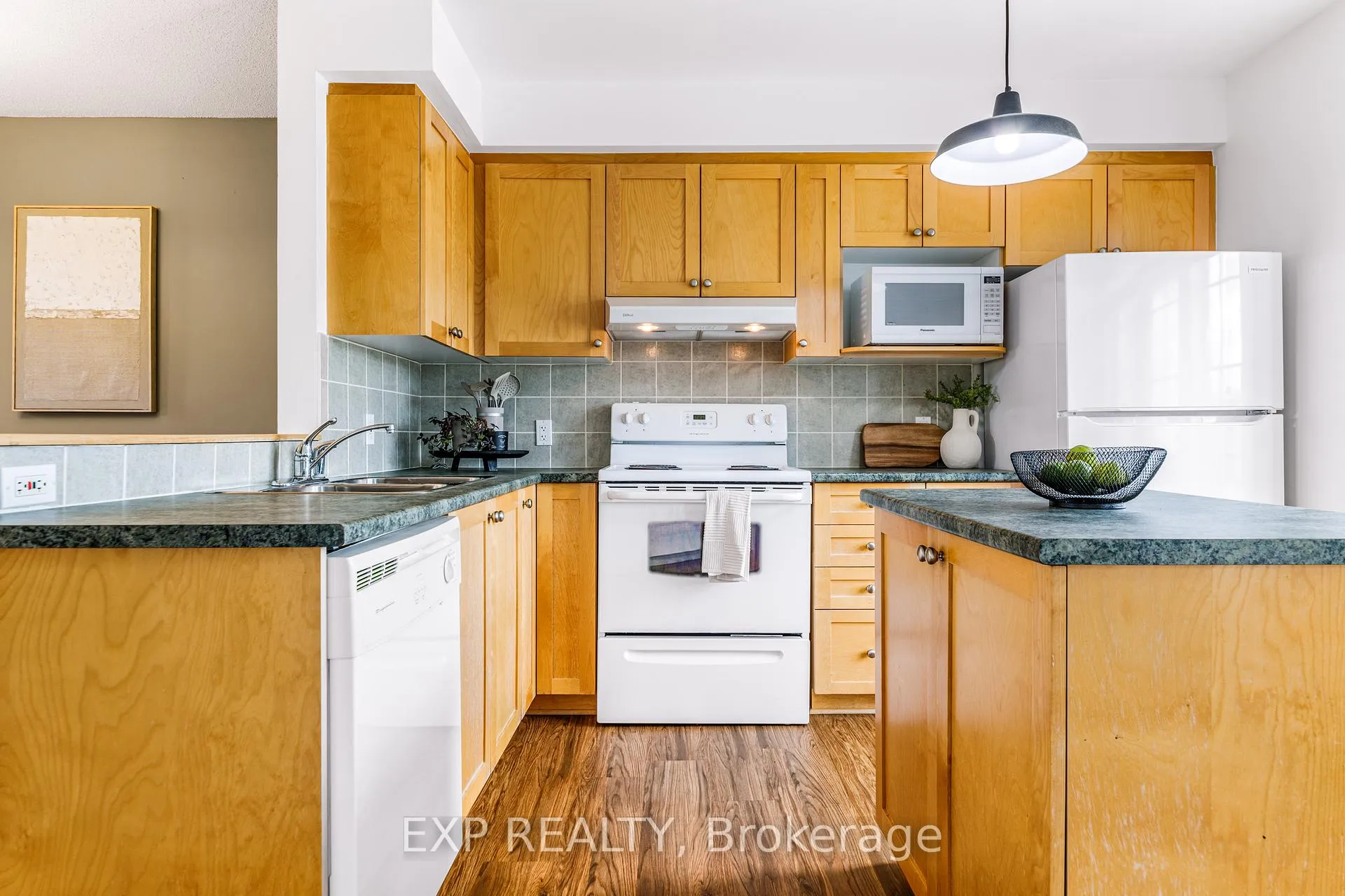 Photo 13 of 102 Gatestone Private, Ottawa, Beacon Hill South — HOMEH