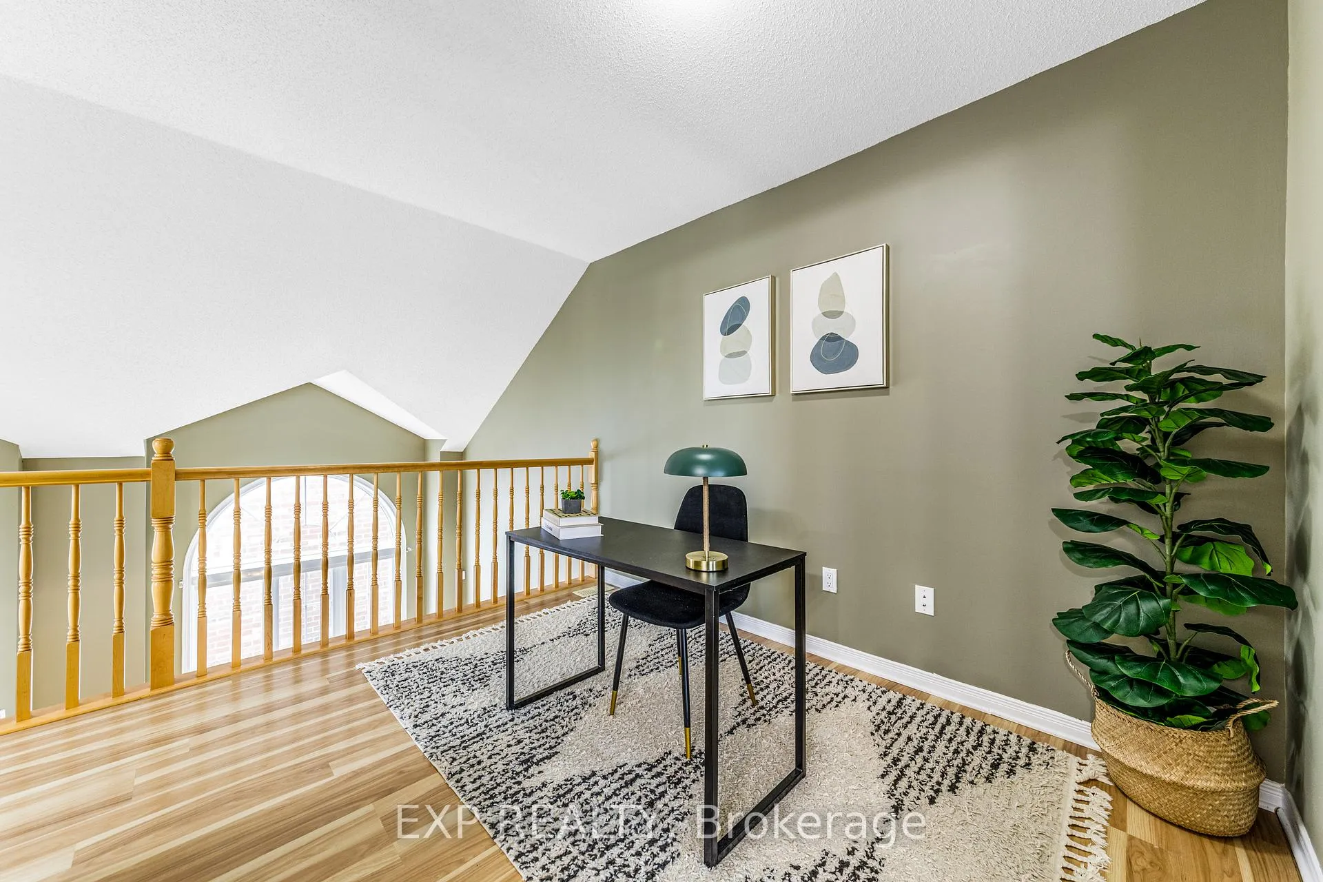 Photo 15 of 102 Gatestone Private, Ottawa, Beacon Hill South — HOMEH