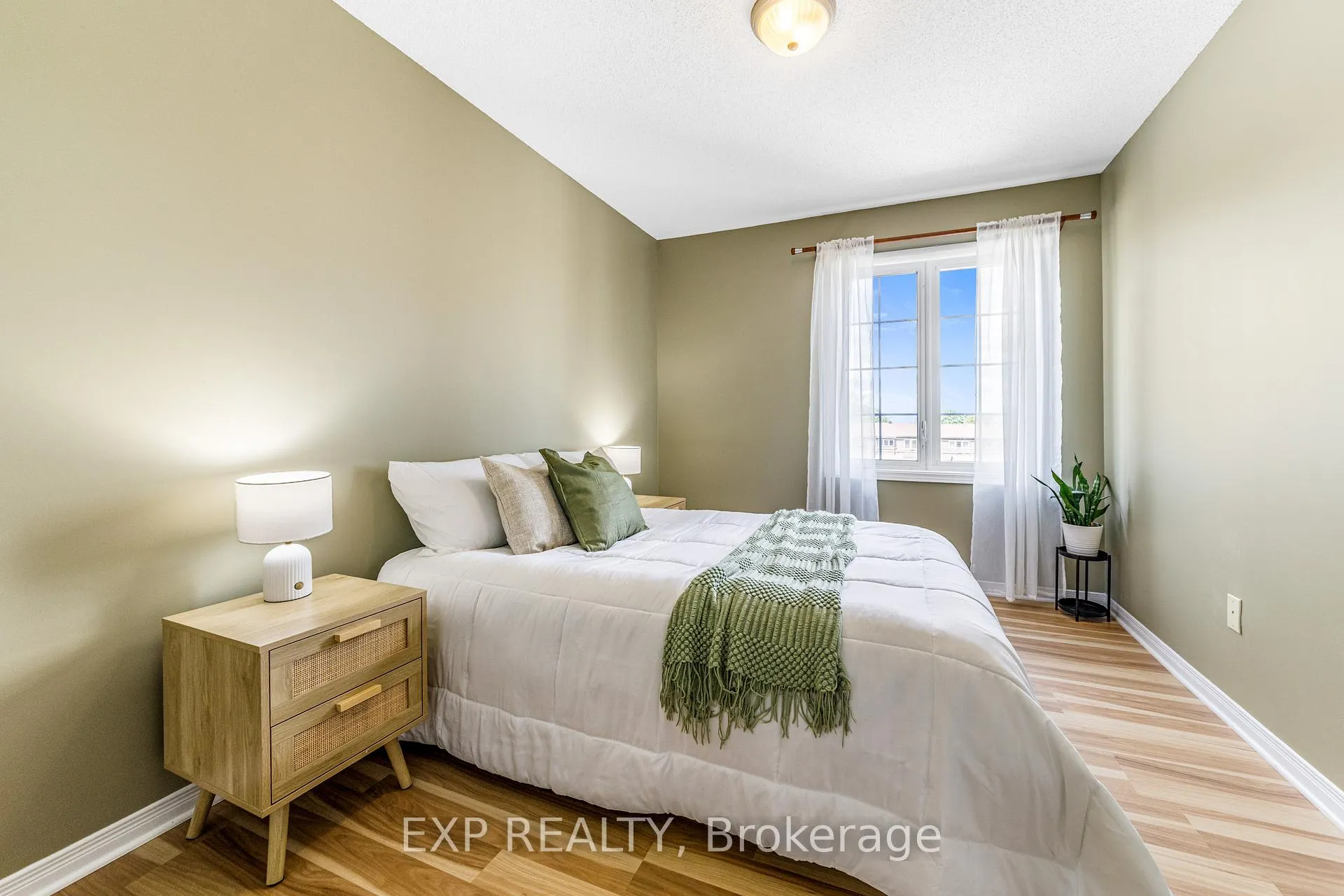 Photo 18 of 102 Gatestone Private, Ottawa, Beacon Hill South — HOMEH