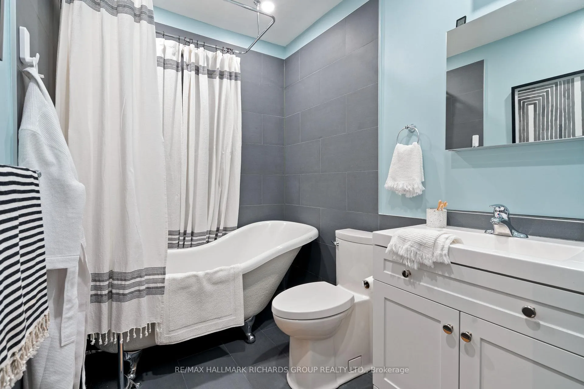 Photo 12 of 72 Waverley Road, Toronto, The Beaches — HOMEH