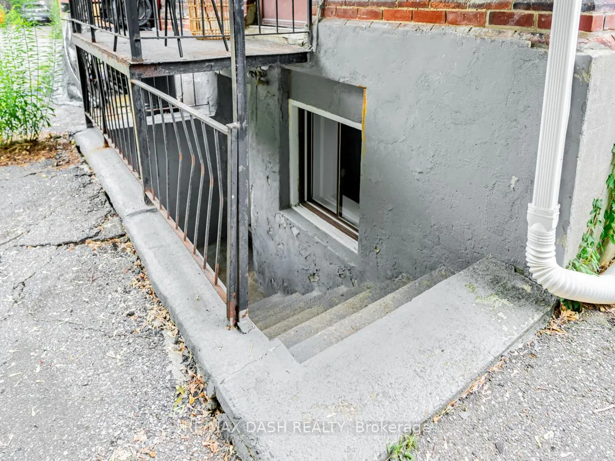 Photo 4 of Unit B2, 663 Huron Street, Toronto, The Annex — HOMEH