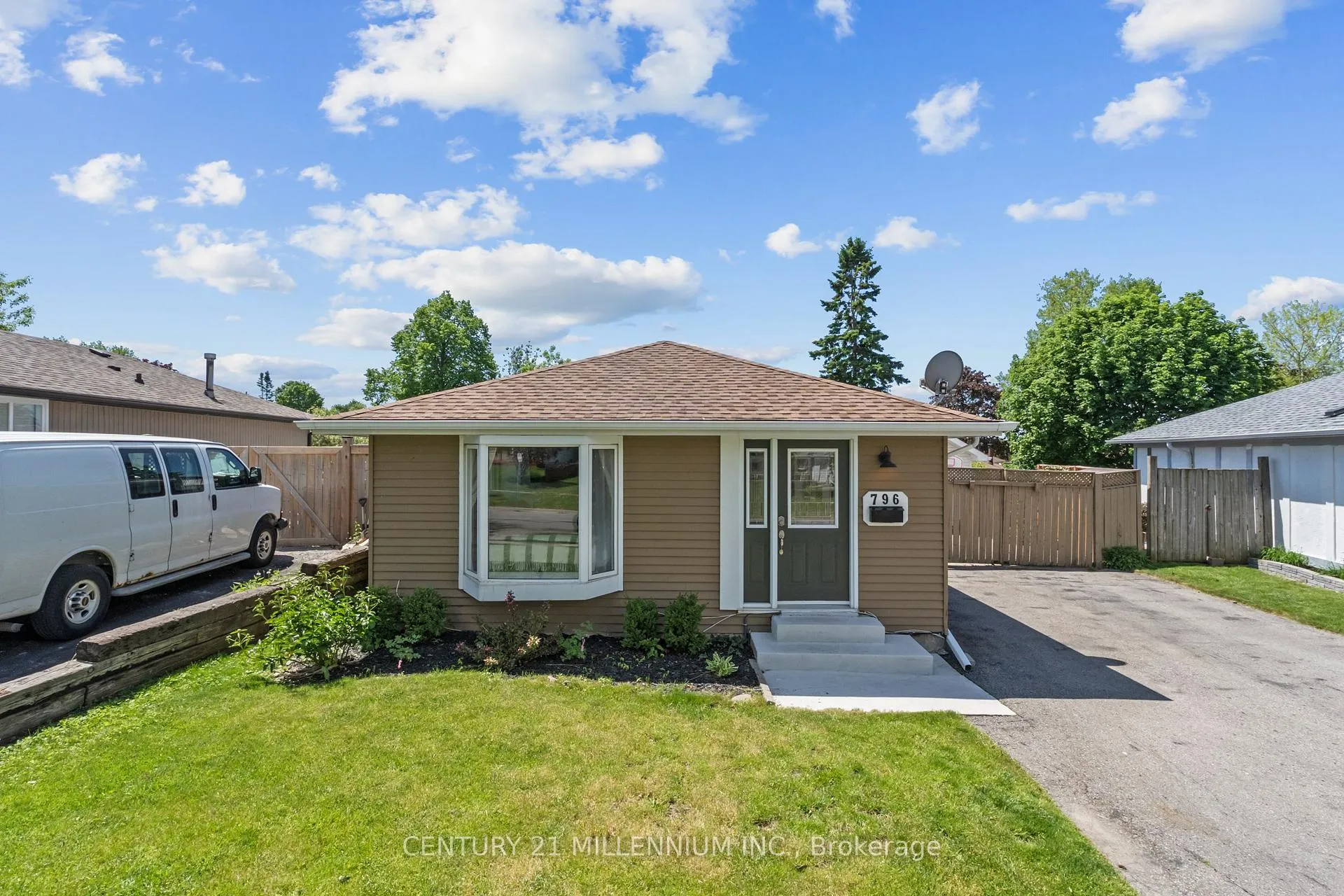 Photo 2 of 796 Grandview Drive, Oshawa, Donevan — HOMEH