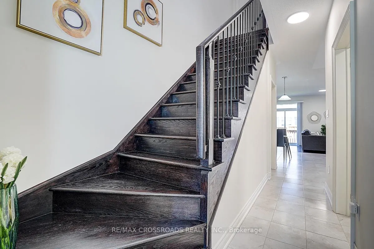 Photo 7 of 40 Deer Pass Road, East Gwillimbury, Sharon — HOMEH