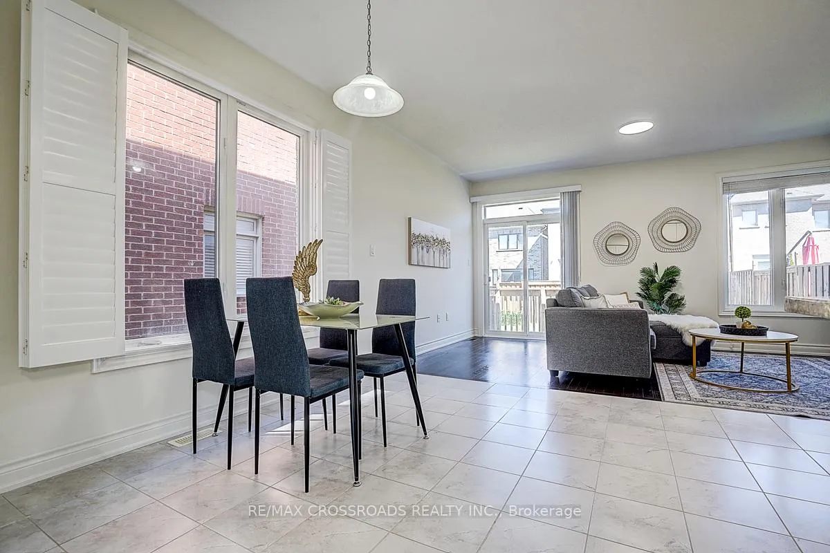 Photo 25 of 40 Deer Pass Road, East Gwillimbury, Sharon — HOMEH
