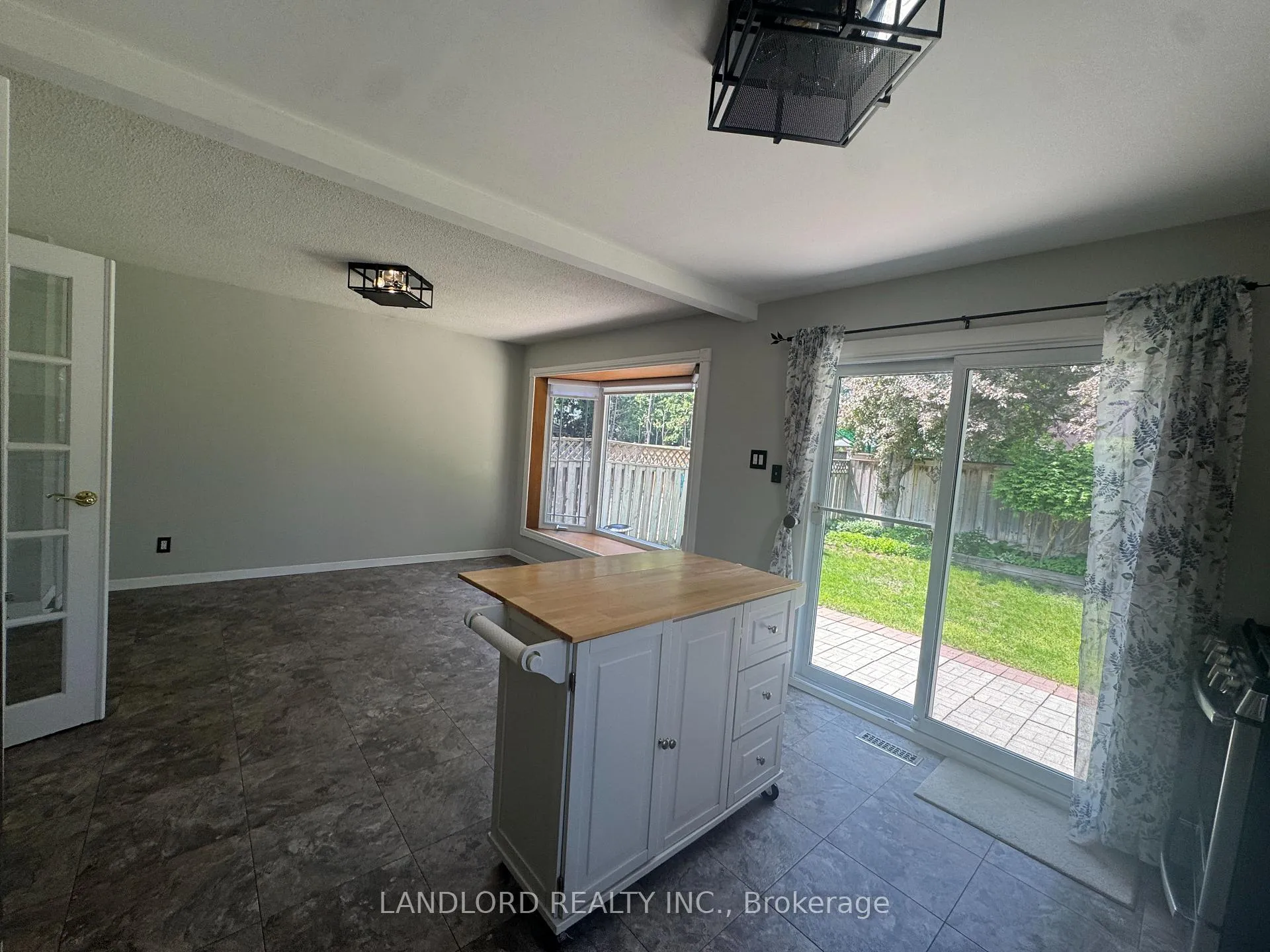Photo 10 of 833 Laurier Avenue, Milton, Timberlea — HOMEH