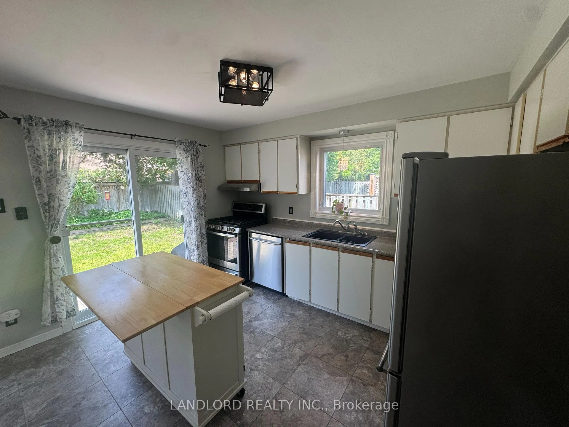 Photo 11 of 833 Laurier Avenue, Milton, Timberlea — HOMEH