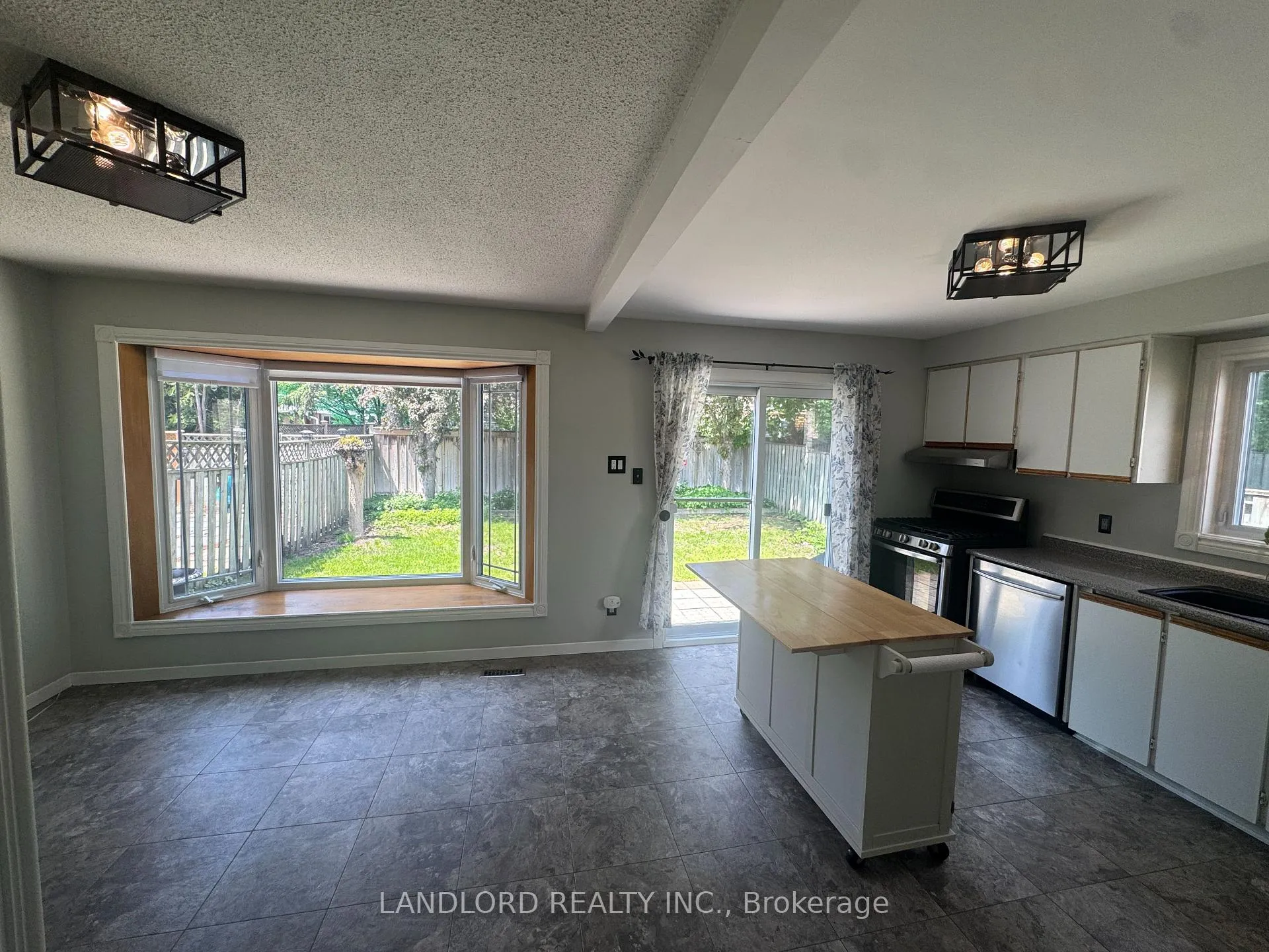 Photo 12 of 833 Laurier Avenue, Milton, Timberlea — HOMEH