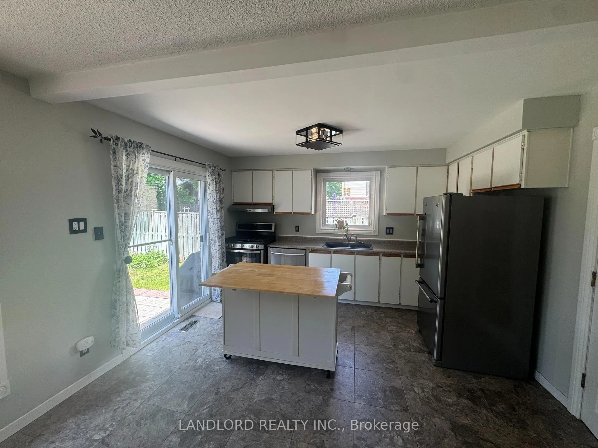 Photo 13 of 833 Laurier Avenue, Milton, Timberlea — HOMEH