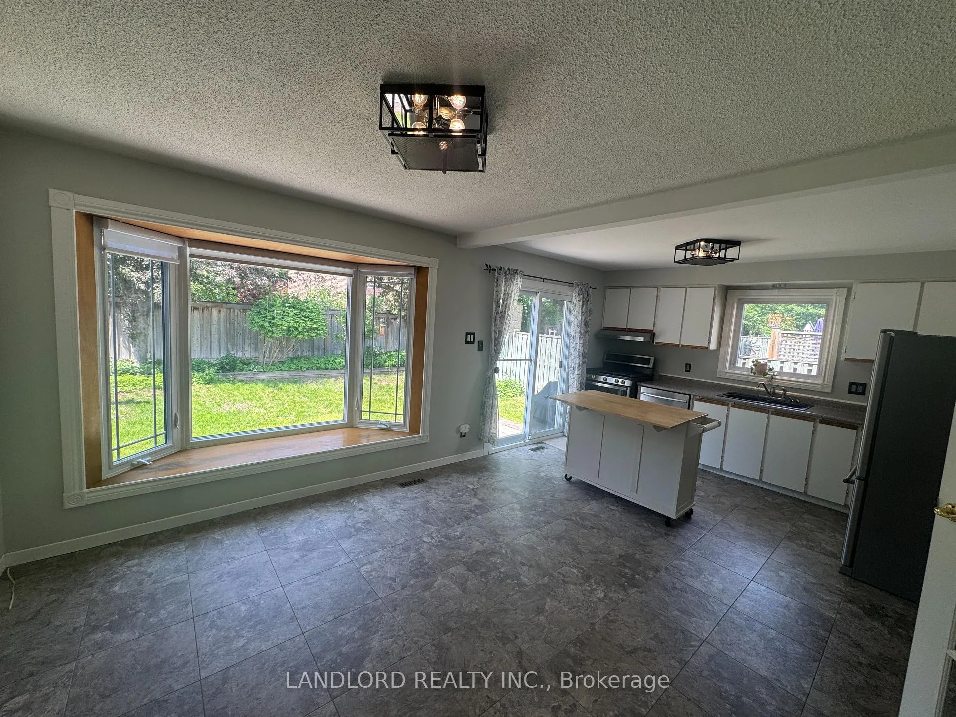 Photo 14 of 833 Laurier Avenue, Milton, Timberlea — HOMEH