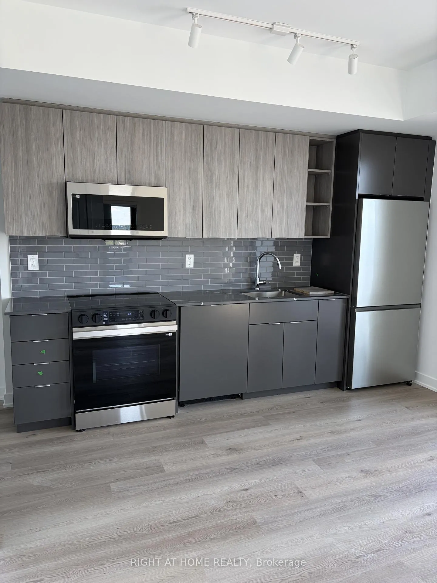 Photo 5 of Unit 2307, 2075 Lakeshore Road, Burlington, Brant — HOMEH