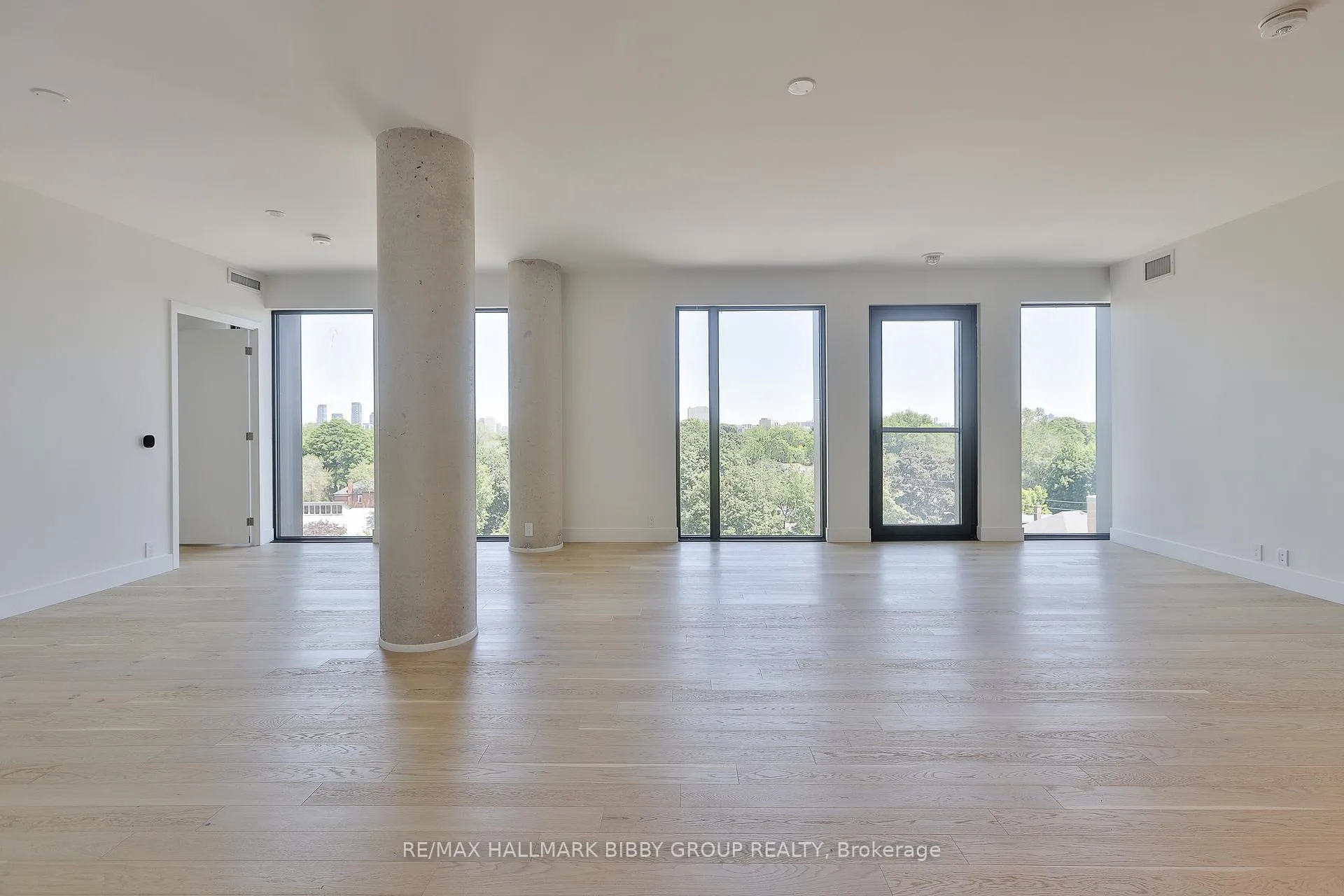 Front of Unit 605, 1414 Bayview Avenue