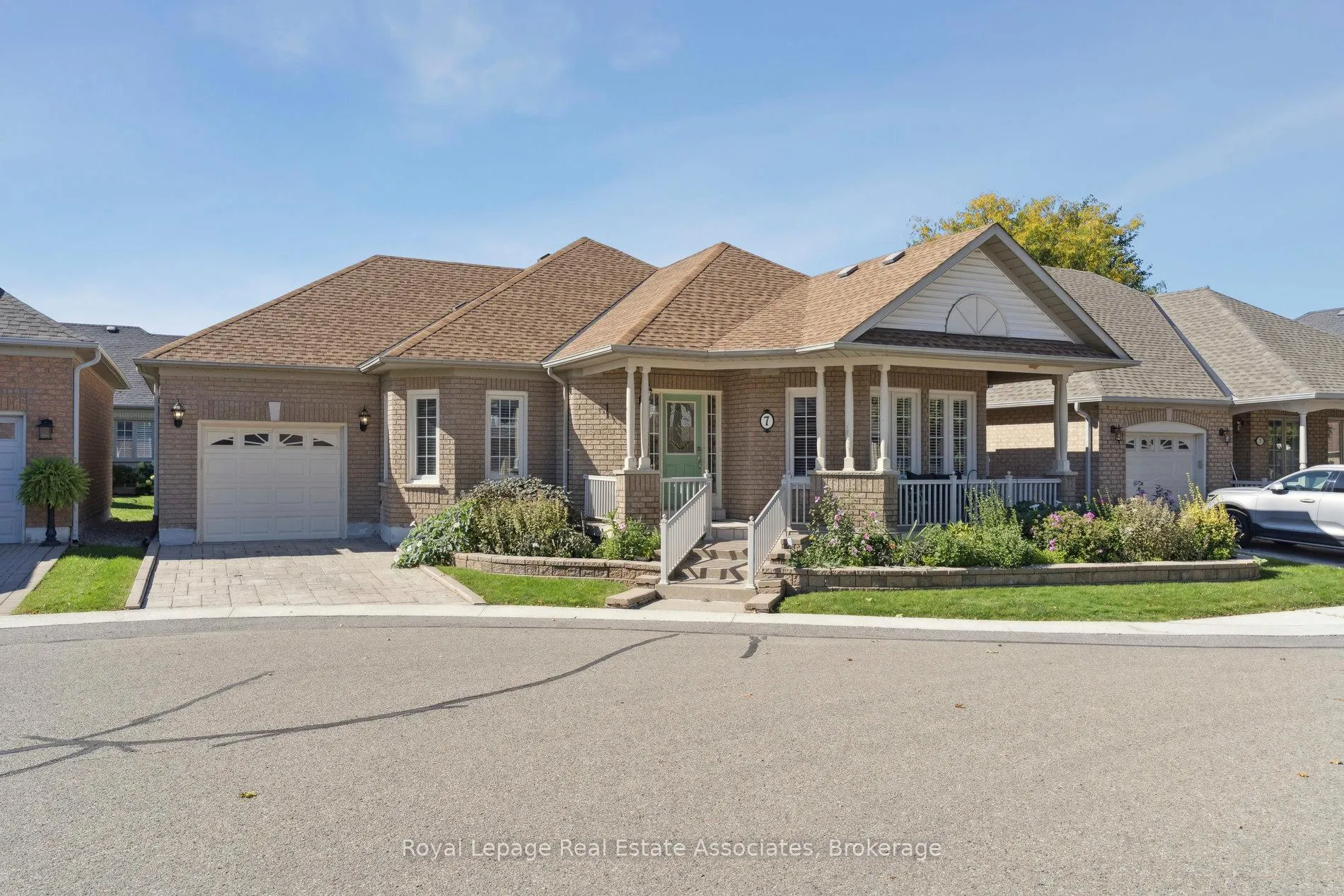 Photo 3 of 7 Powder Mill Court, Brampton, Sandringham-Wellington — HOMEH