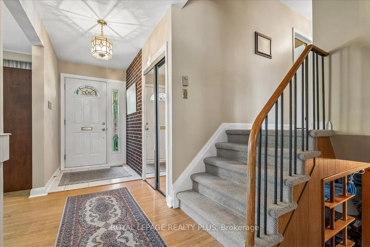 Photo 5 of 665 Vanessa Crescent, Mississauga, Lorne Park — HOMEH