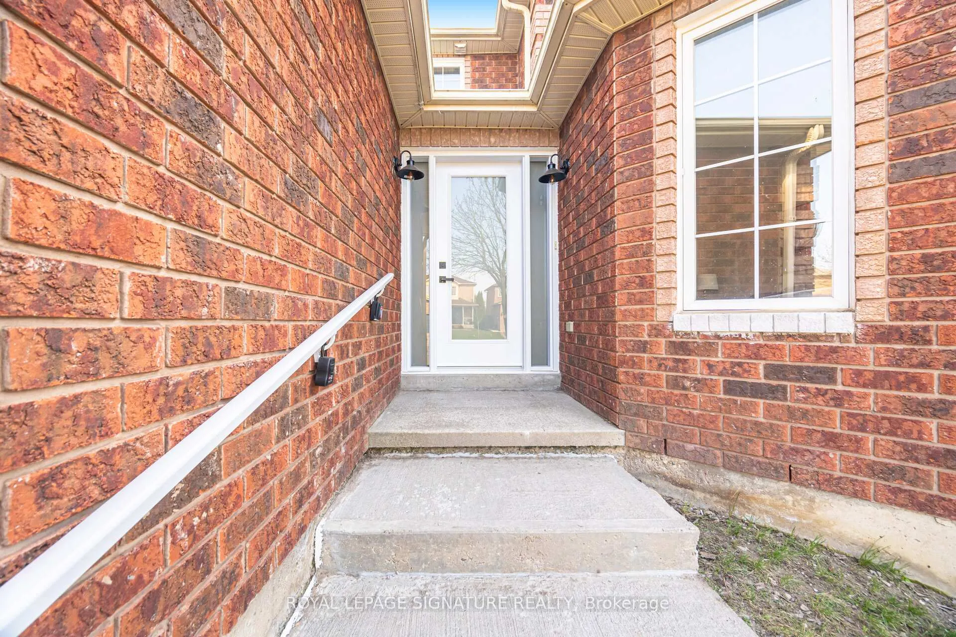 Photo 2 of 11 Wessenger Drive, Barrie, Holly — HOMEH