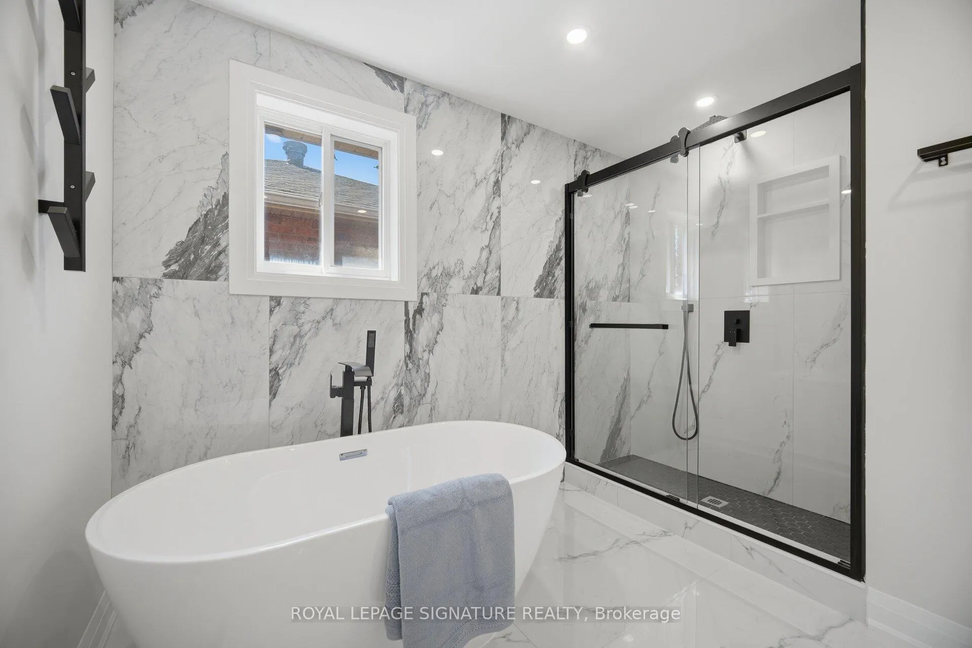 Photo 26 of 11 Wessenger Drive, Barrie, Holly — HOMEH