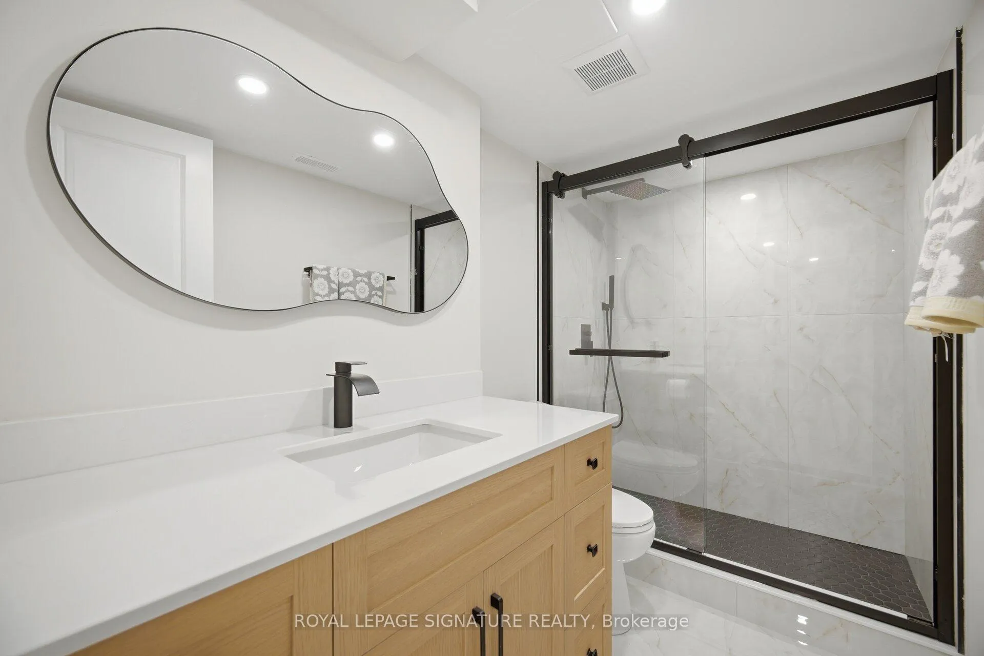Photo 46 of 11 Wessenger Drive, Barrie, Holly — HOMEH