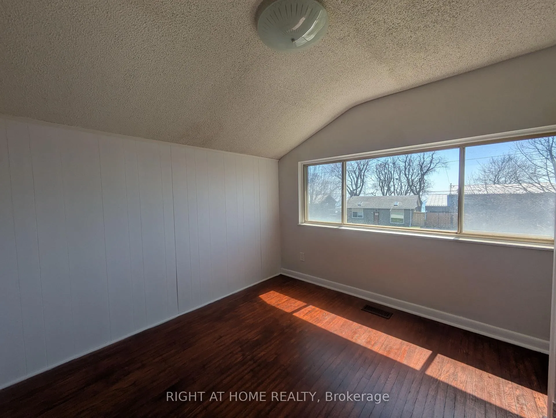Photo 12 of 740 Stone Street, Oshawa, Lakeview — HOMEH