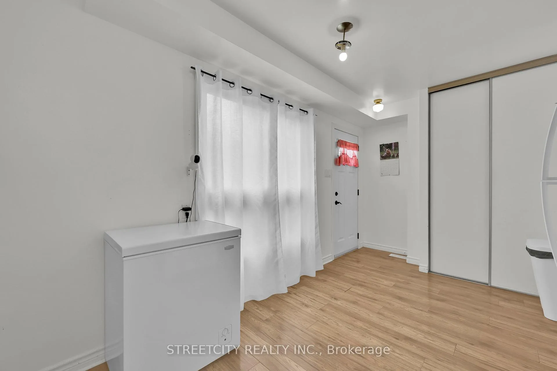 Photo 4 of Unit 8, 253 Taylor Street, London, East C — HOMEH