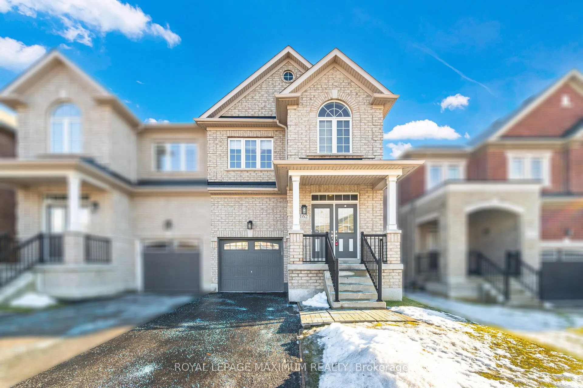 Photo 3 of 162 Gentile Circle, Vaughan, Elder Mills — HOMEH