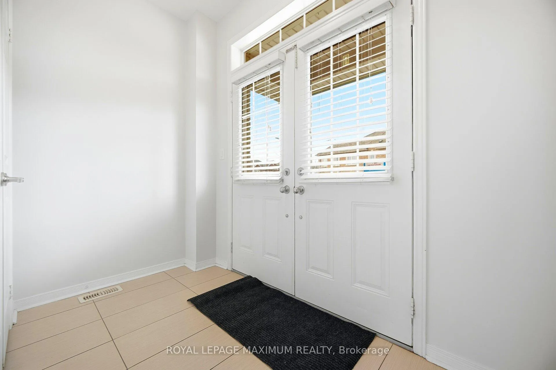 Photo 7 of 162 Gentile Circle, Vaughan, Elder Mills — HOMEH