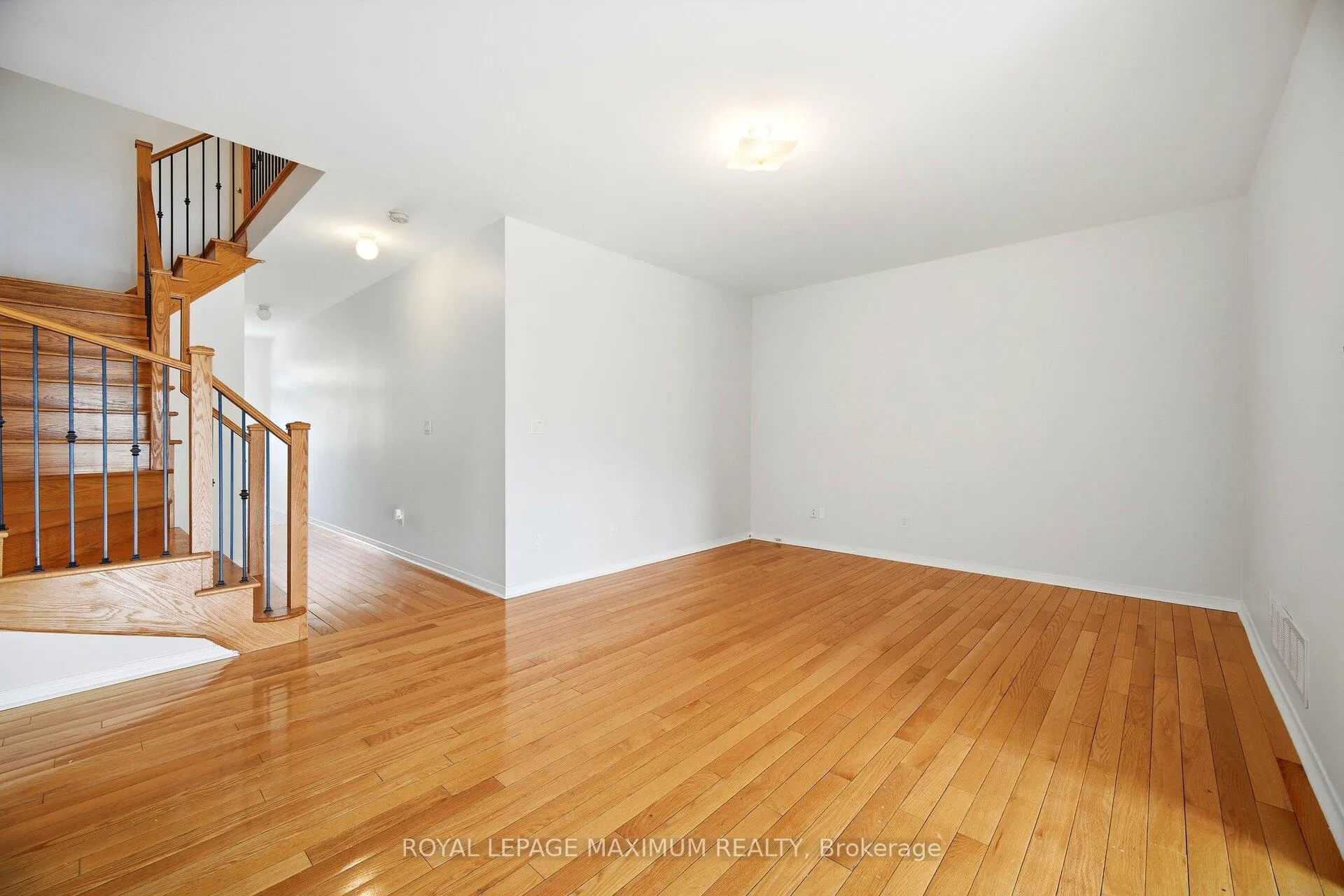 Photo 9 of 162 Gentile Circle, Vaughan, Elder Mills — HOMEH
