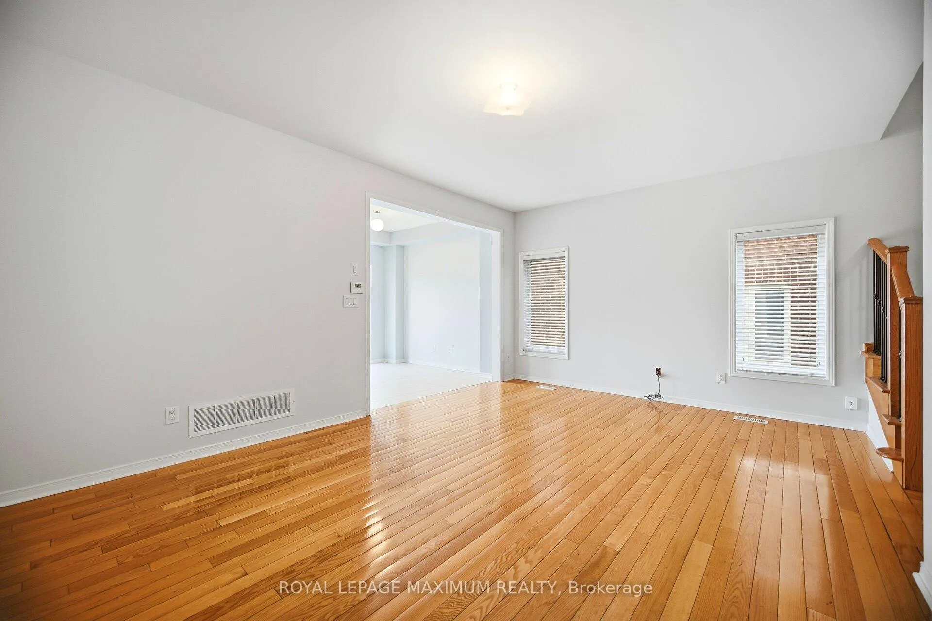 Photo 12 of 162 Gentile Circle, Vaughan, Elder Mills — HOMEH