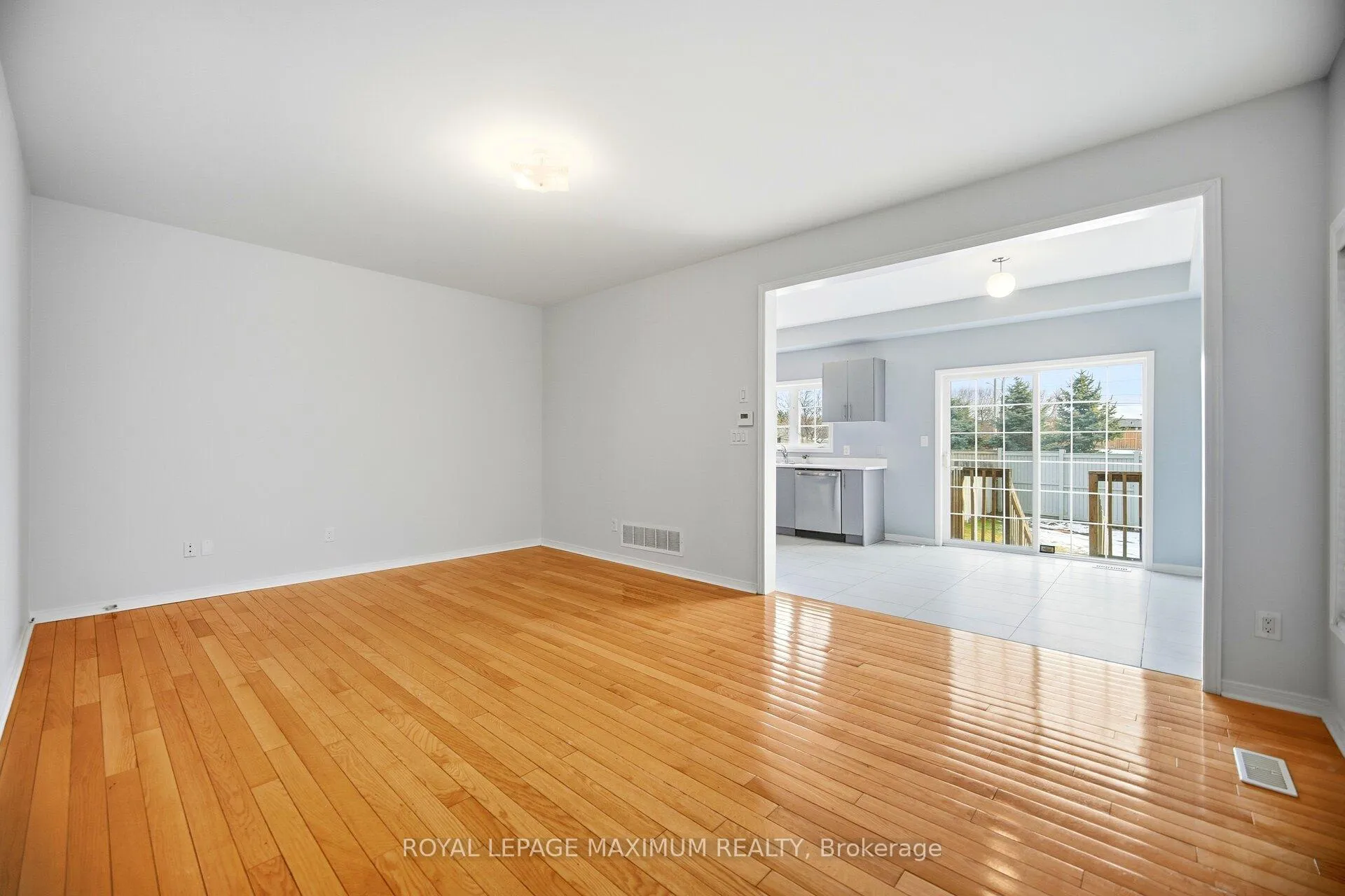 Photo 15 of 162 Gentile Circle, Vaughan, Elder Mills — HOMEH